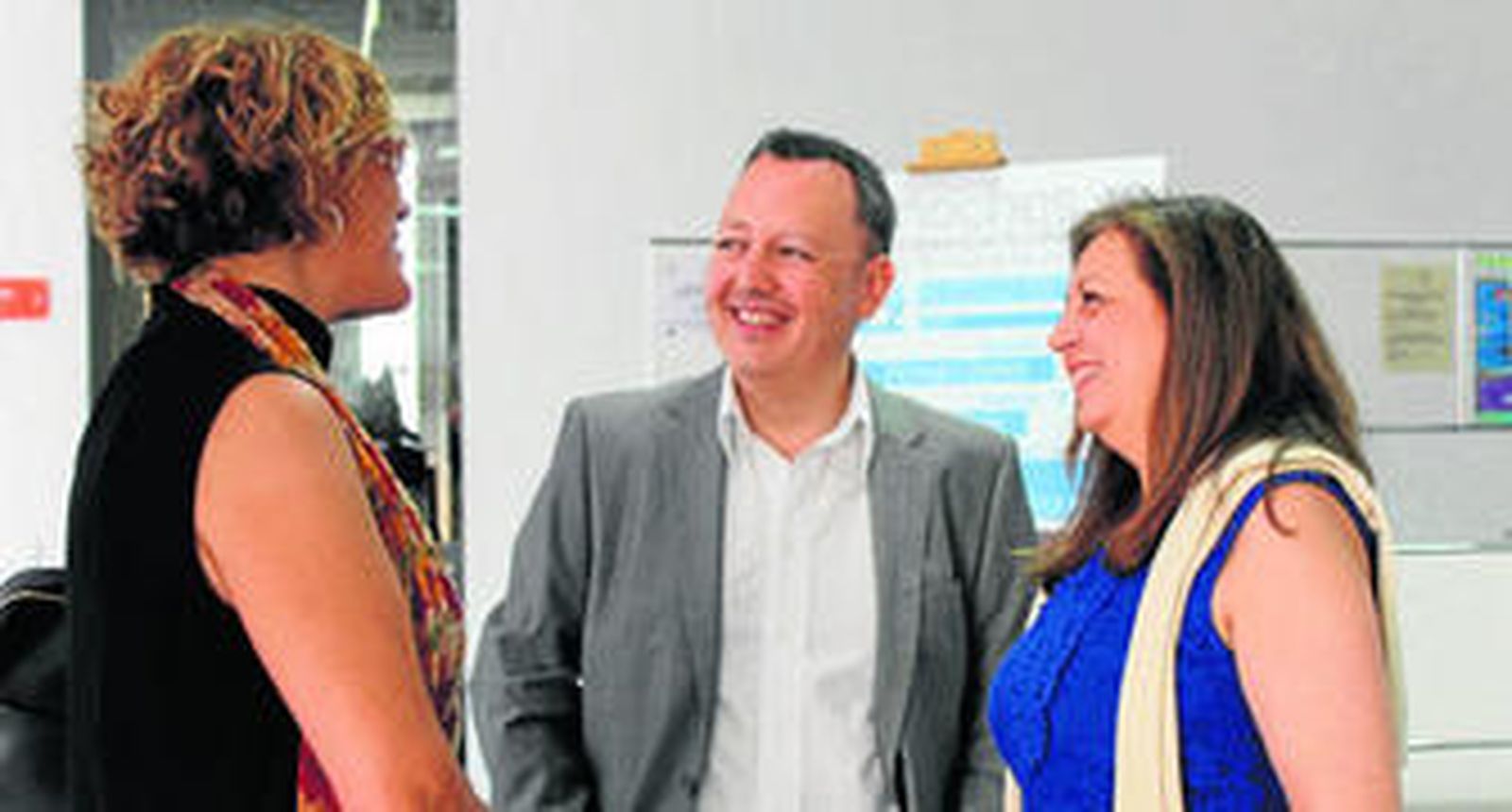 Yolanda Pelayo conversa con José Luis Carriazo y María del Mar Villafranca en la sede de la UNIA en La Rábida.