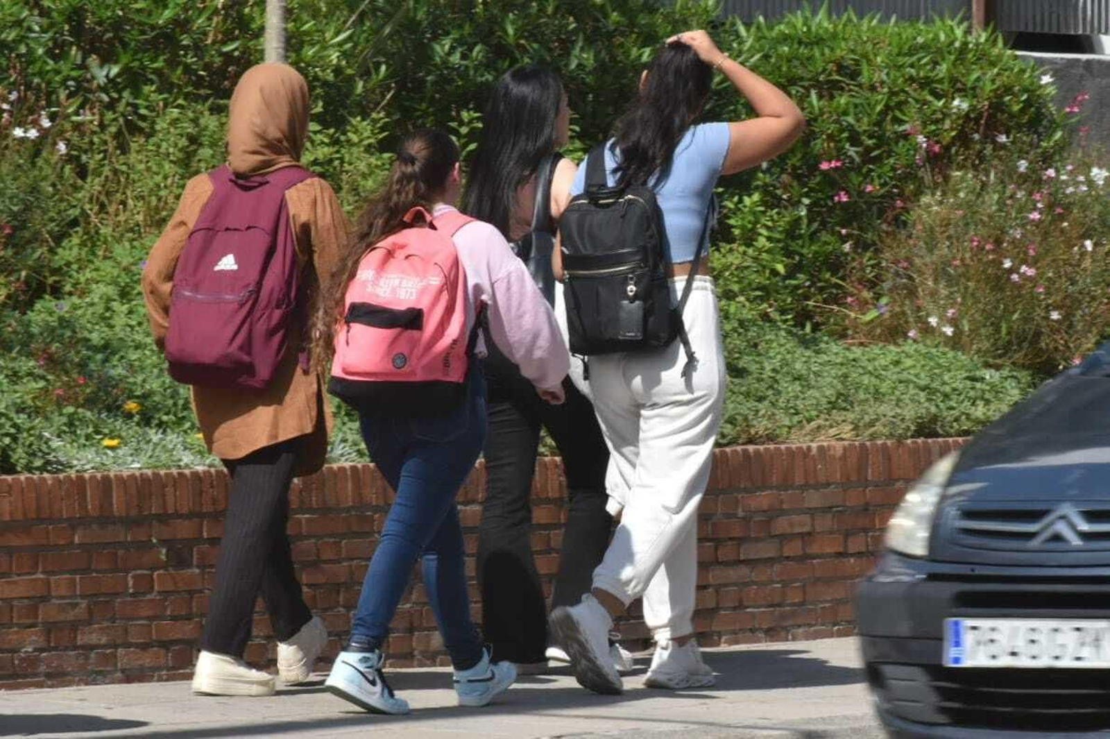Cuatro adolescentes, una de ellas con el pelo cubierto, en Algeciras.
