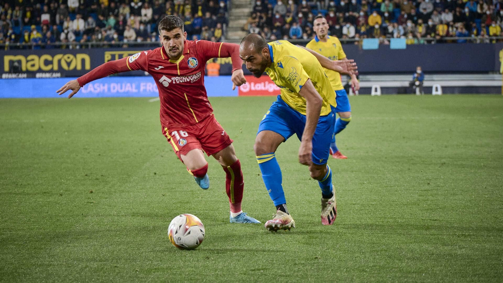 Partido de fútbol entre el Cádiz CF y el Getafe CF.