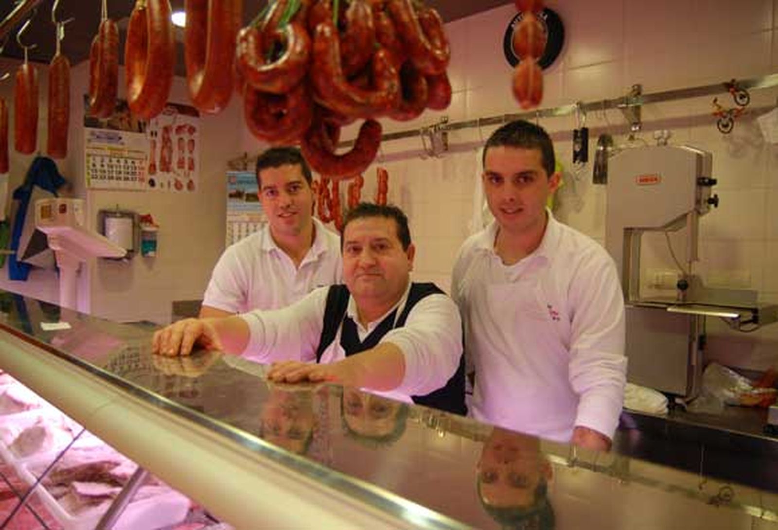 Carnicería Juanito ‘Ventura’
Propietario: Francisco Javier Terrero · Javier y Jesús Terrero trabajan con su padre
Puestos C-3, C-4
Género:Cerdo, ternera y embutidos caseros son los productos estrella
Hace 14 años que esta familia cuenta con un puesto en el Mercado de Abastos, donde venden sobre todo productos chiclaneros. Entre ellos destacan el cerdo, la ternera y los embutidos caseros.
Con una clientela fija que abarca varias generaciones de una misma familia, los Terrero se sienten muy satisfechos con el nuevo emplazamiento de la plaza un año después de su traslado, pues consideran que venden más que antes.



Foto: Paco Periñán