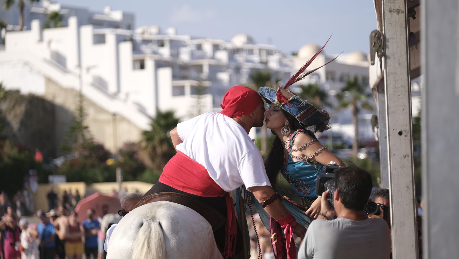 Imágenes de la carrera de cintas a caballo en las Fiestas de Moros y Cristianos de Mojácar