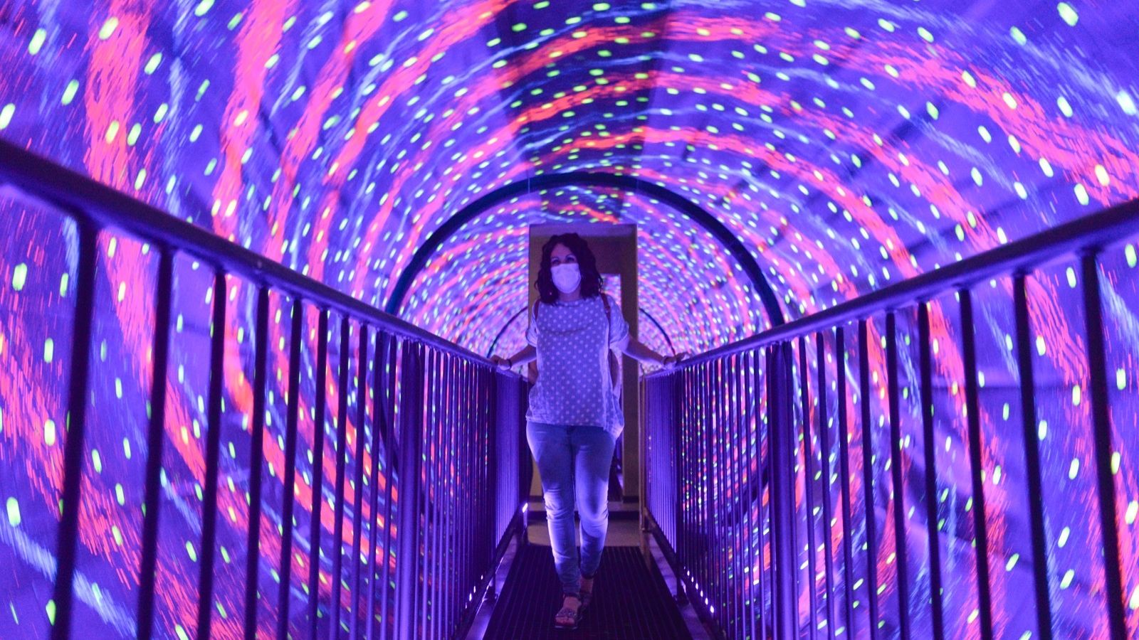 Tunel donde es difícil mantener el equilibrio en el Museo de las Ilusiones.