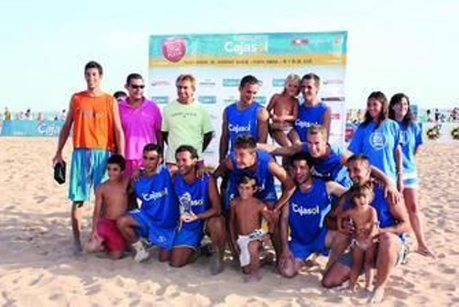 El conjunto puntaumbrieño del Camping La Bota, brillante campeón, posa tras imponerse la final.