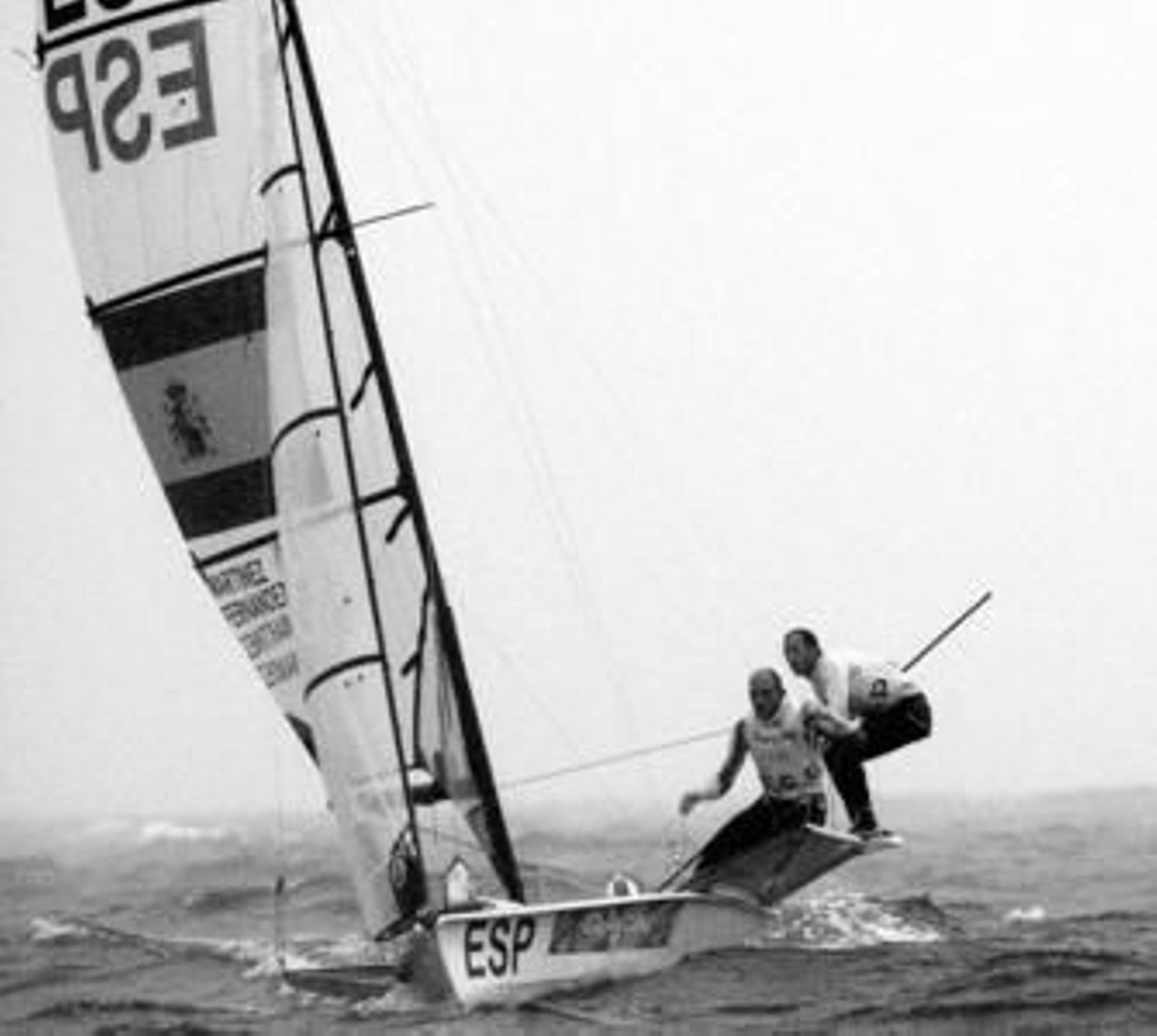 Los españoles Iker Martínez y Xabier Fernández, durante la regata de la lucha por las medallas.