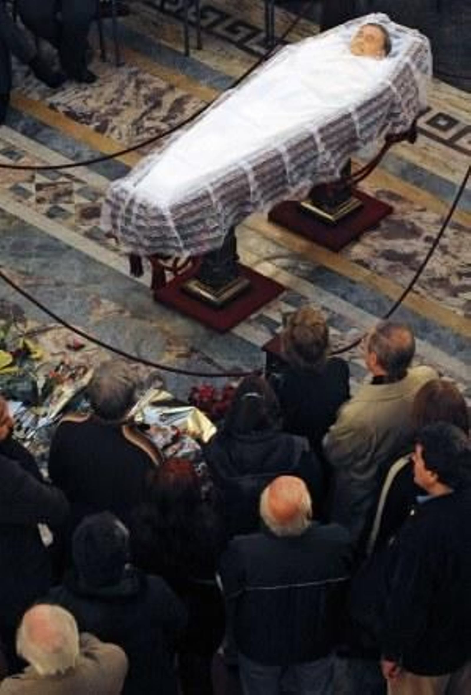 Miles de uruguayos despiden en silencio a Benedetti