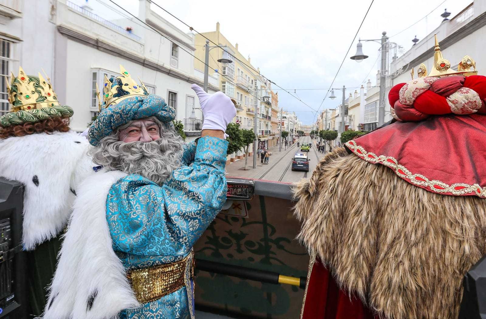 Año 2021, la pandemia deja un insólito 5 de enero con las calles vacías en las que los Reyes Magos se pasean en un autobús descapotable y la gente saluda desde los balcones.