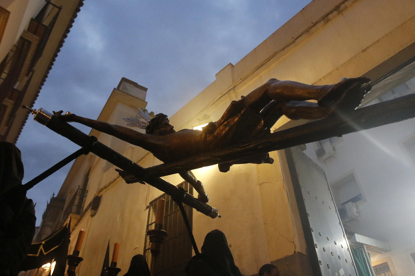 Lunes Santo en Córdoba: Las imágenes de la salida de la hermandad del Vía Crucis