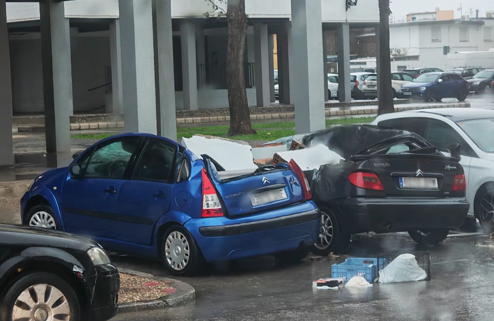 Los vehículos aplastados por los restos del balcón caído, en La Línea.