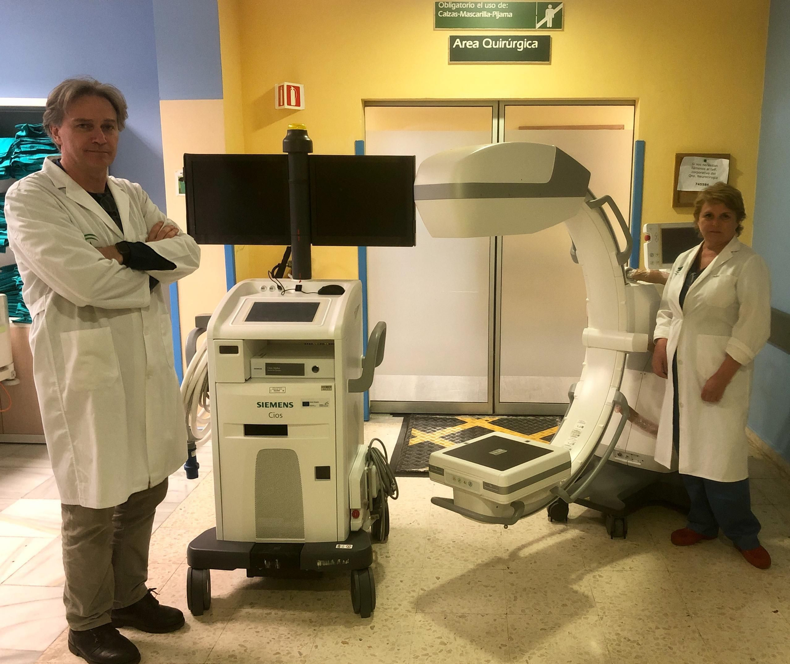El nuevo equipamiento junto a parte de los profesionales que han participado en la incorporación.
