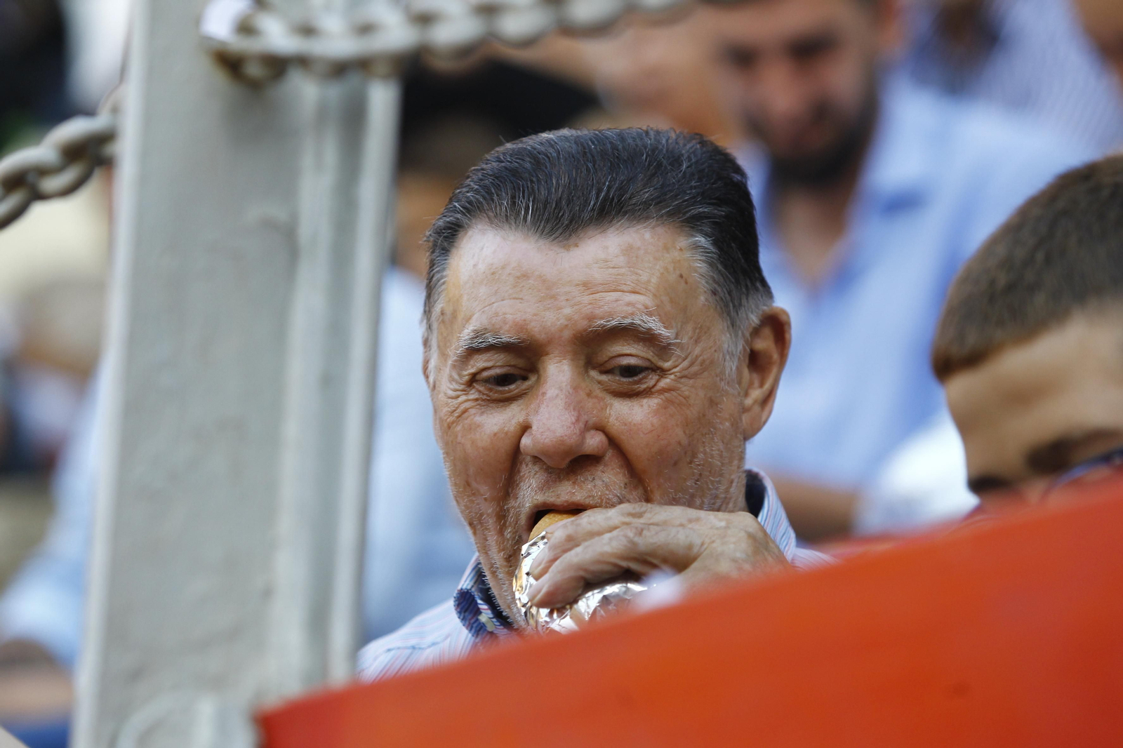 Las imágenes del ambiente del tendido en la novillada de la Feria Taurina de Almería