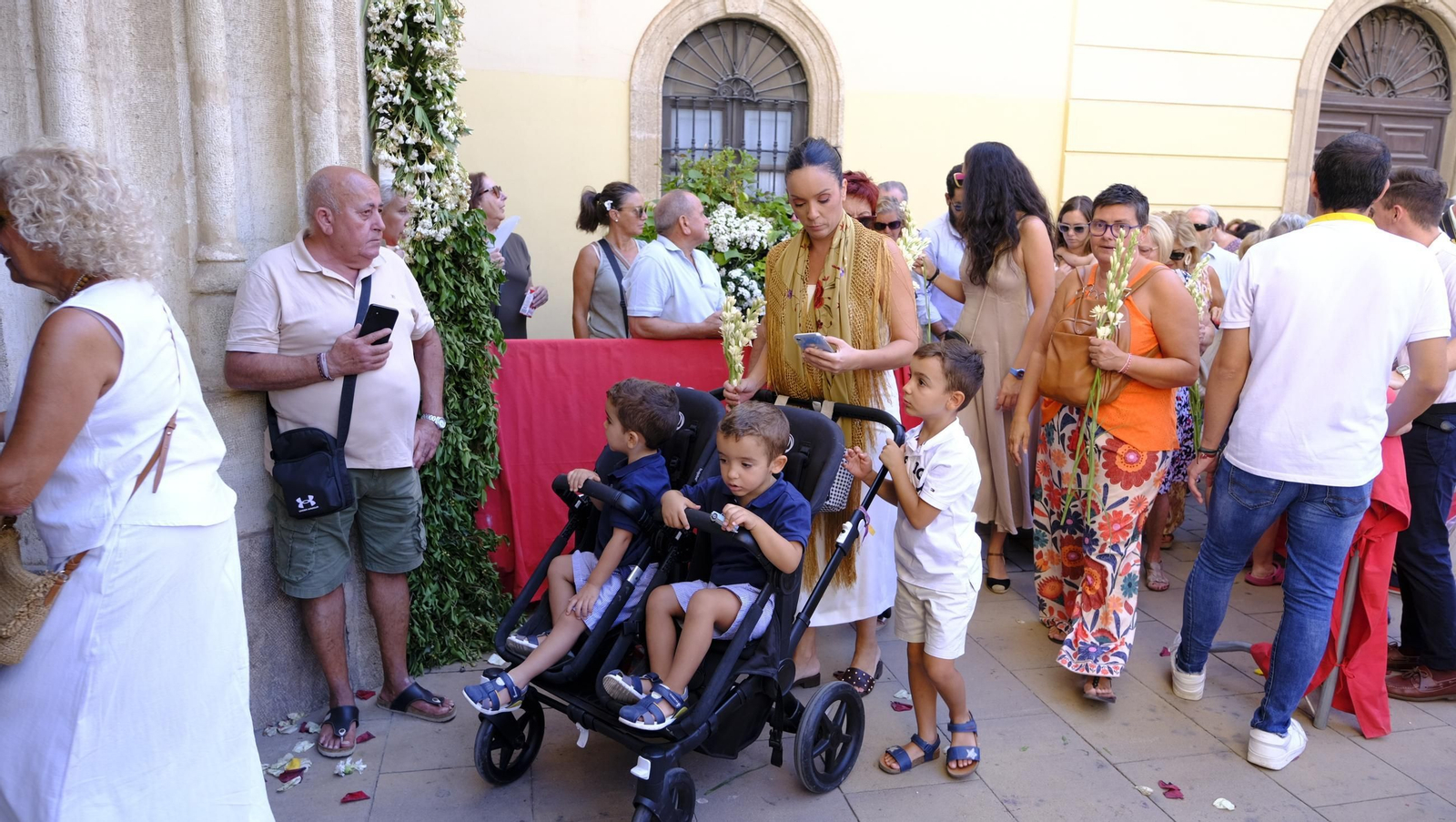 La ofrenda floral a la Virgen del Mar en la Feria de Almería 2025, en imágenes