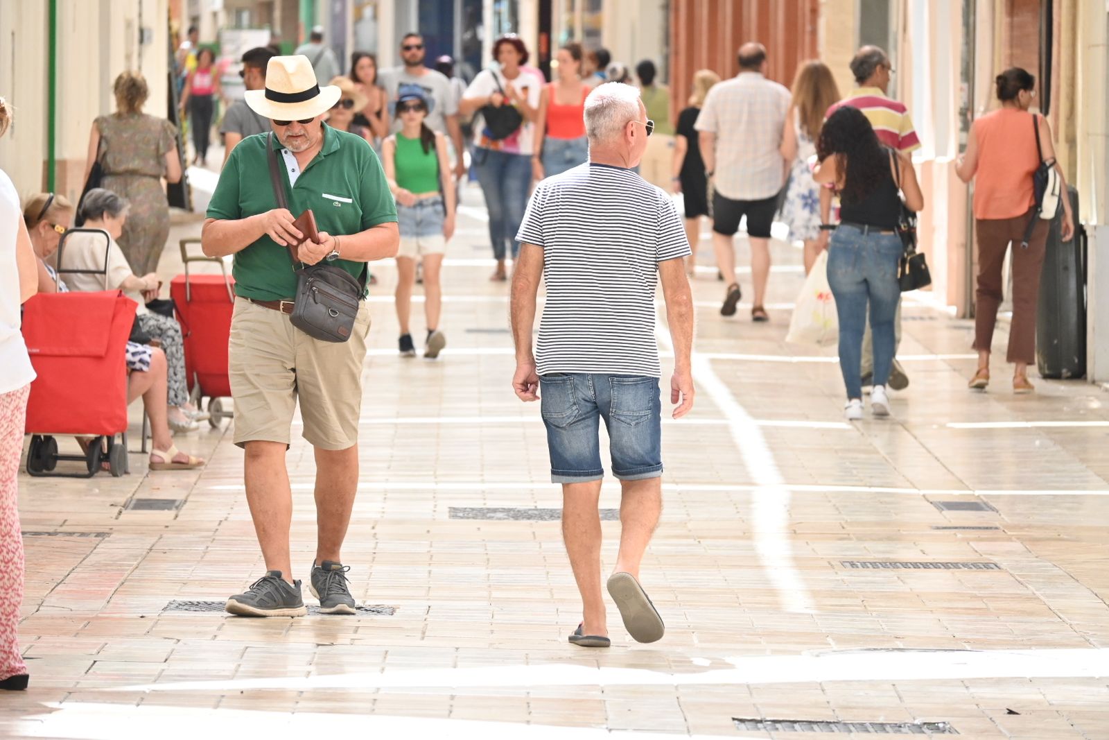 Las mejores imágenes de este sábado de intenso calor en las calles de Huelva