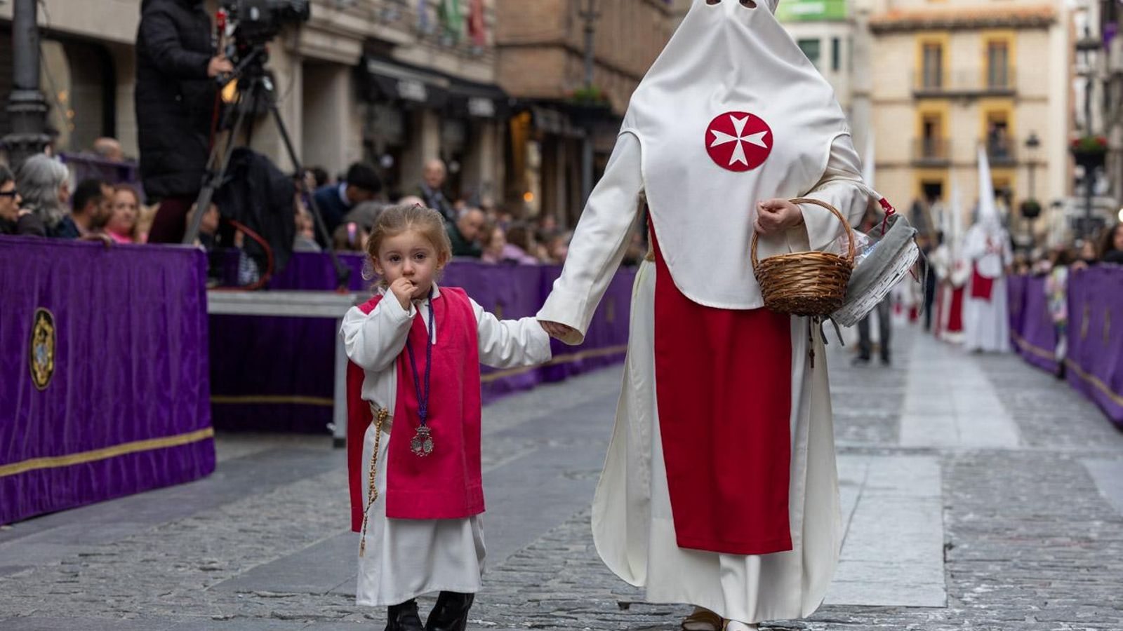 Los cofrades se rinden ante los grandes pasos de misterio del Lunes Santo