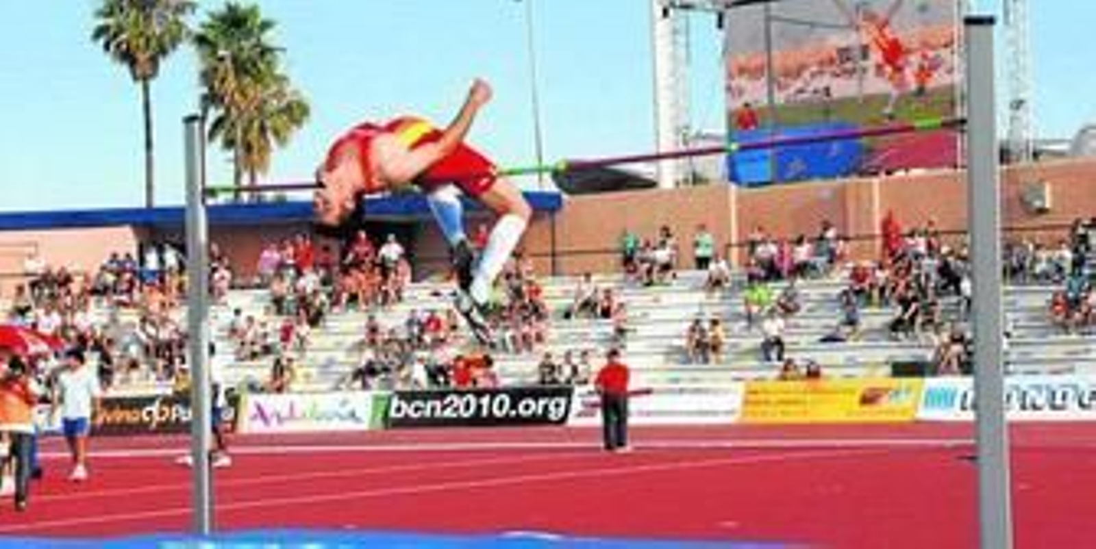 Javier Bermejo supera el listón en 2,24, su mejor marca del año y que le otorgó la medalla de oro en salto de altura. Javier Bermejo supera el listón en 2,24, su mejor marca del año y que le otorgó la medalla de oro en salto de altura.