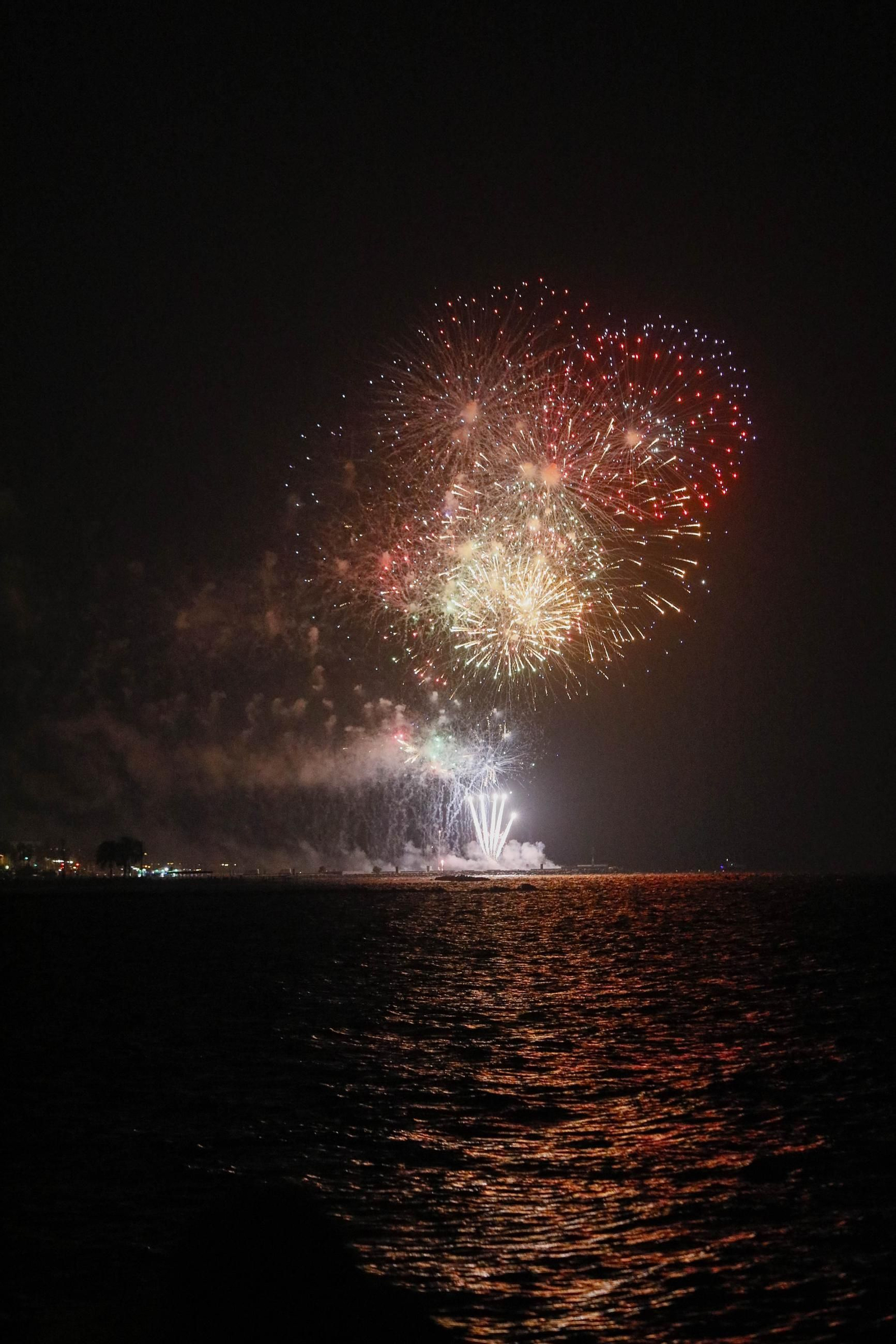 Las mejores imágenes de los fuegos artificiales de la feria de Almeria
