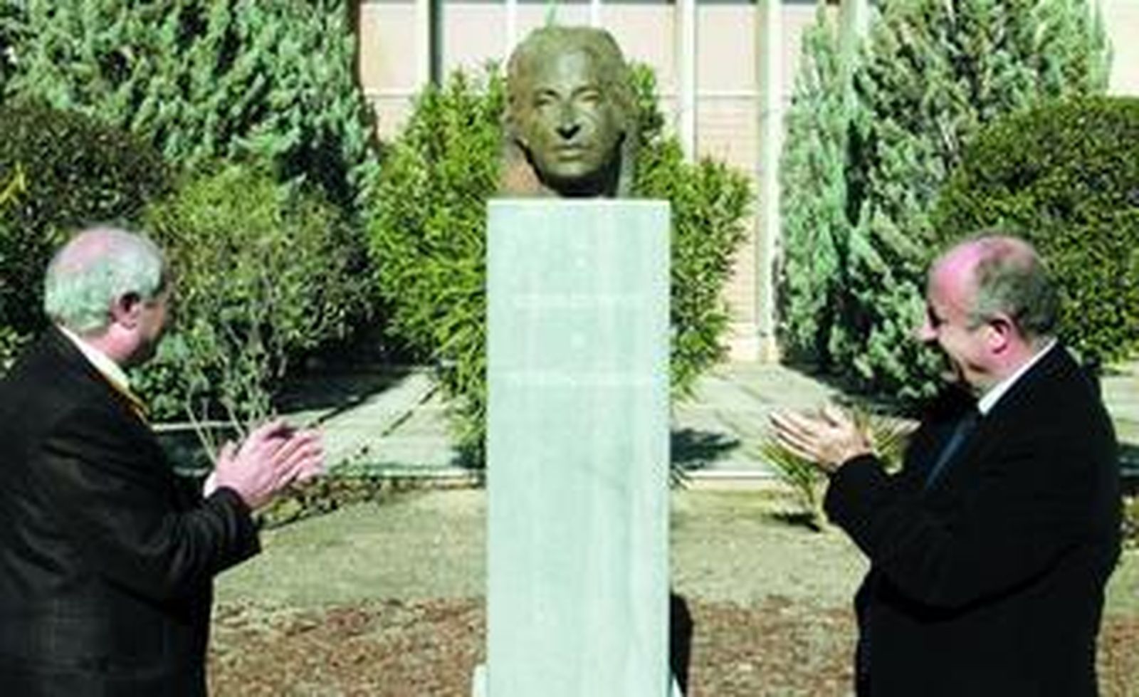 El poeta Antonio Carvajal y el rector de la UGR, David Aguilar, contemplan el busto de Martín Vivaldi en la Facultad de Filosofía y Letras.