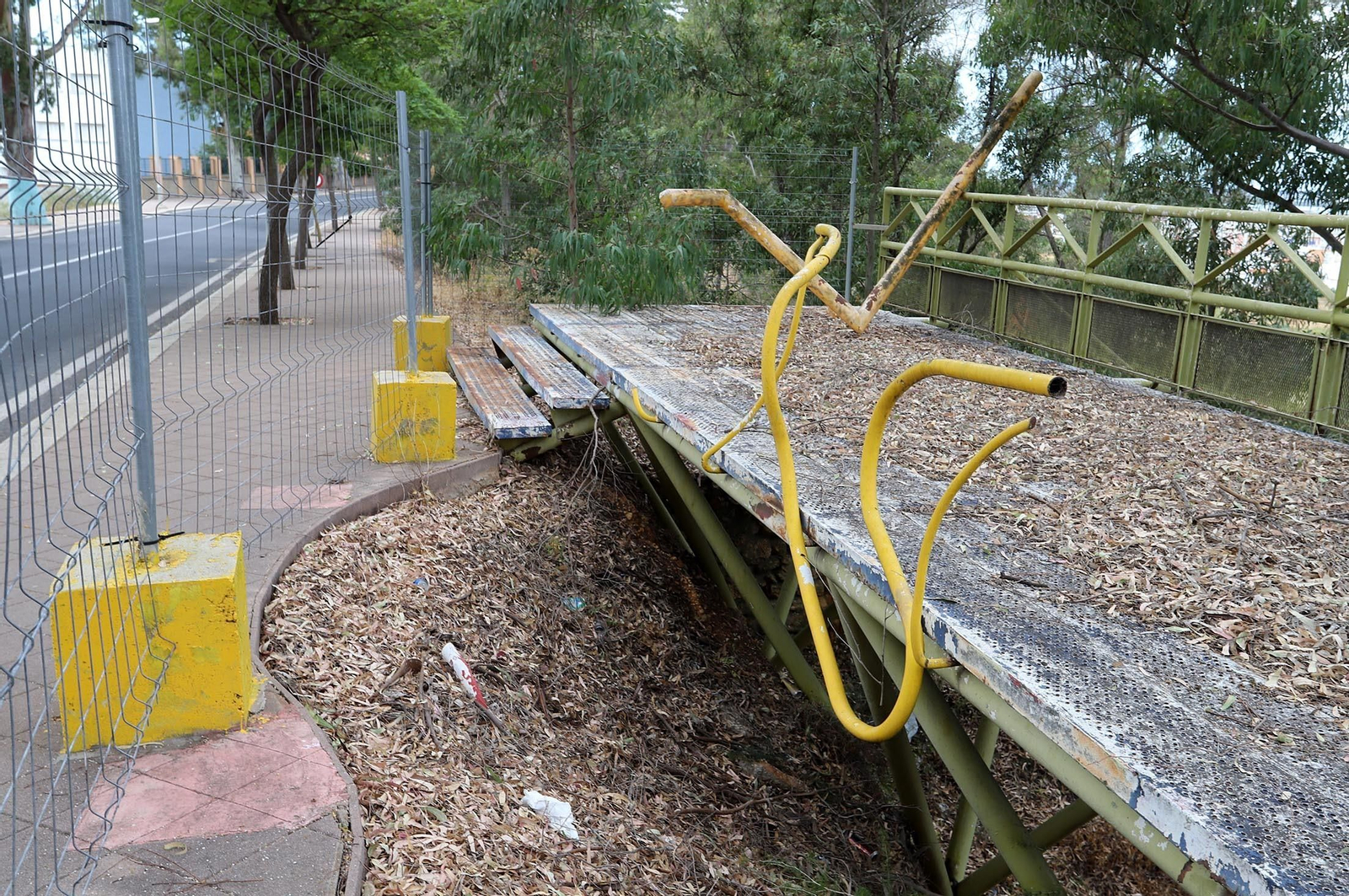 Imágenes de la suciedad, deterioro y abandono de los miradores del Conquero