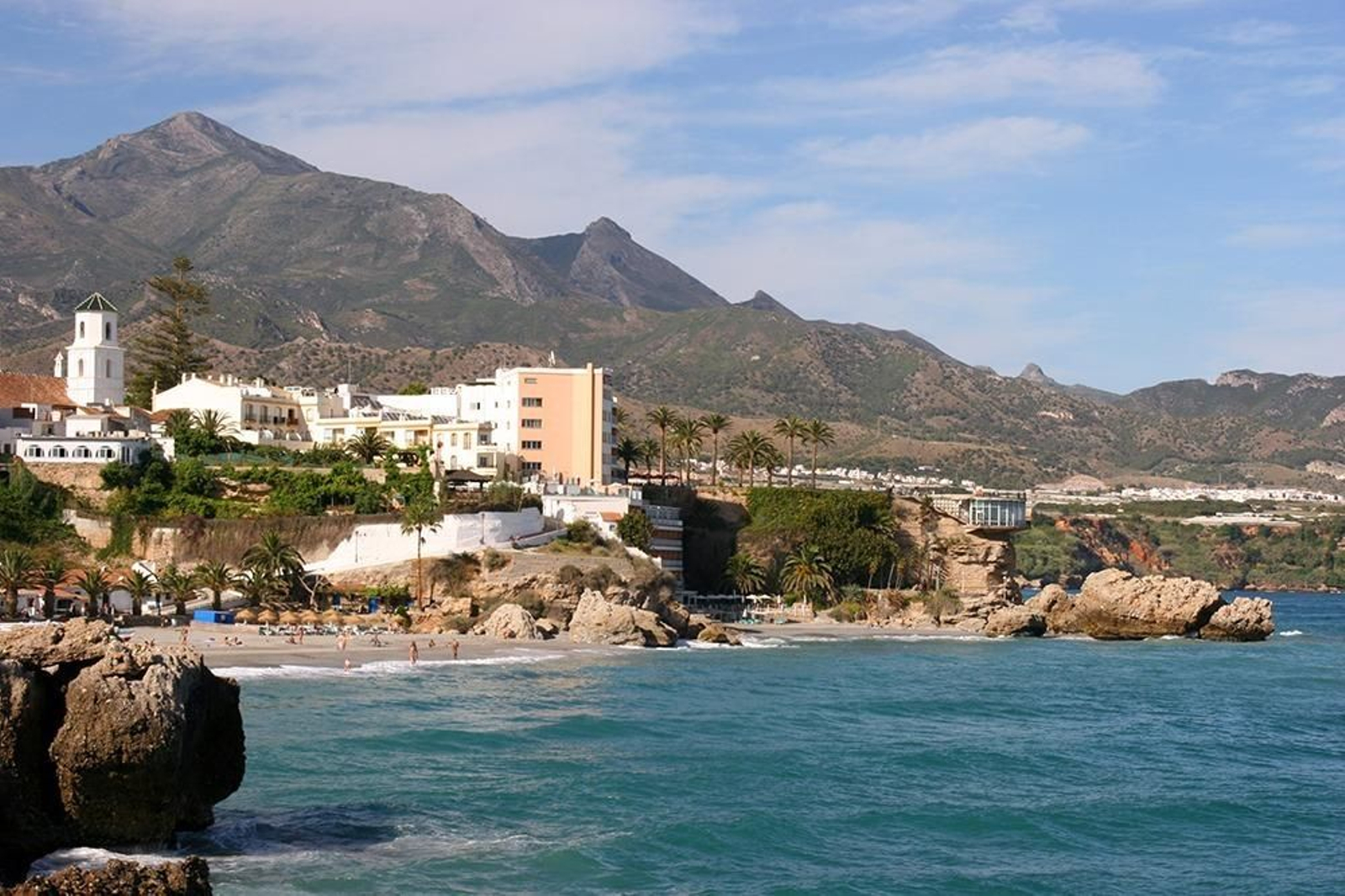 Vistas de la playa de La Caletilla y El Salón en Nerja. Vistas de la playa de La Caletilla y El Salón en Nerja.