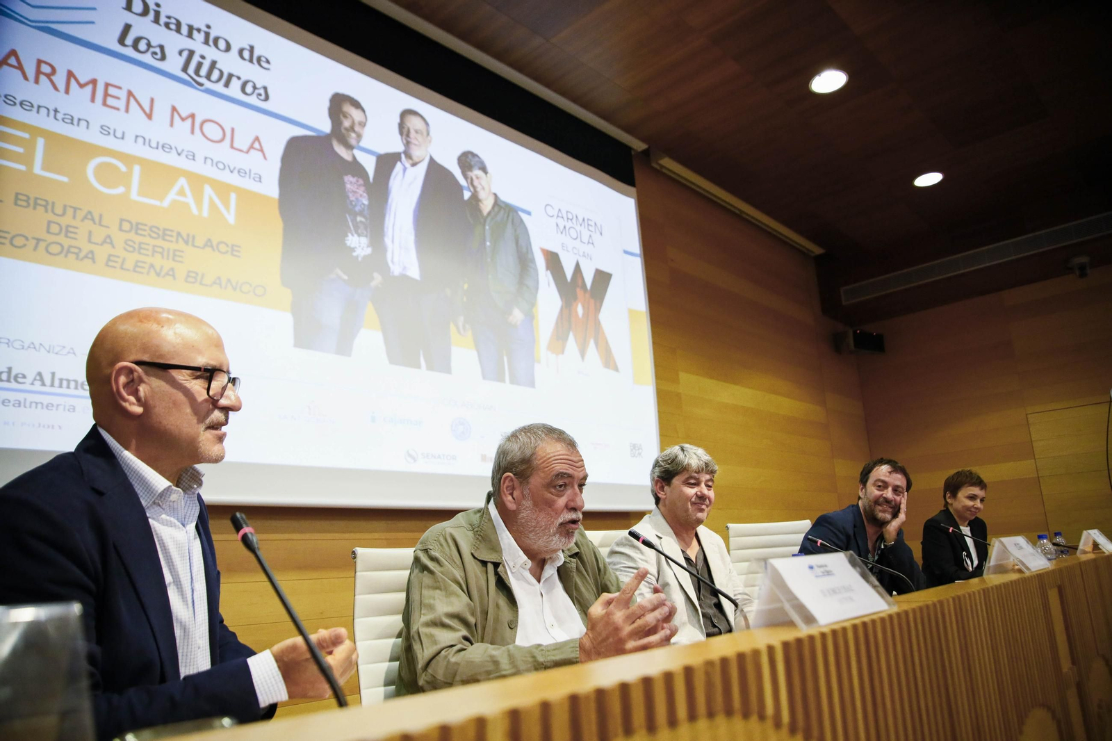 Carmen Mola presenta su libro "El clan" en la Casa de las mariposas de Almería, en imágenes