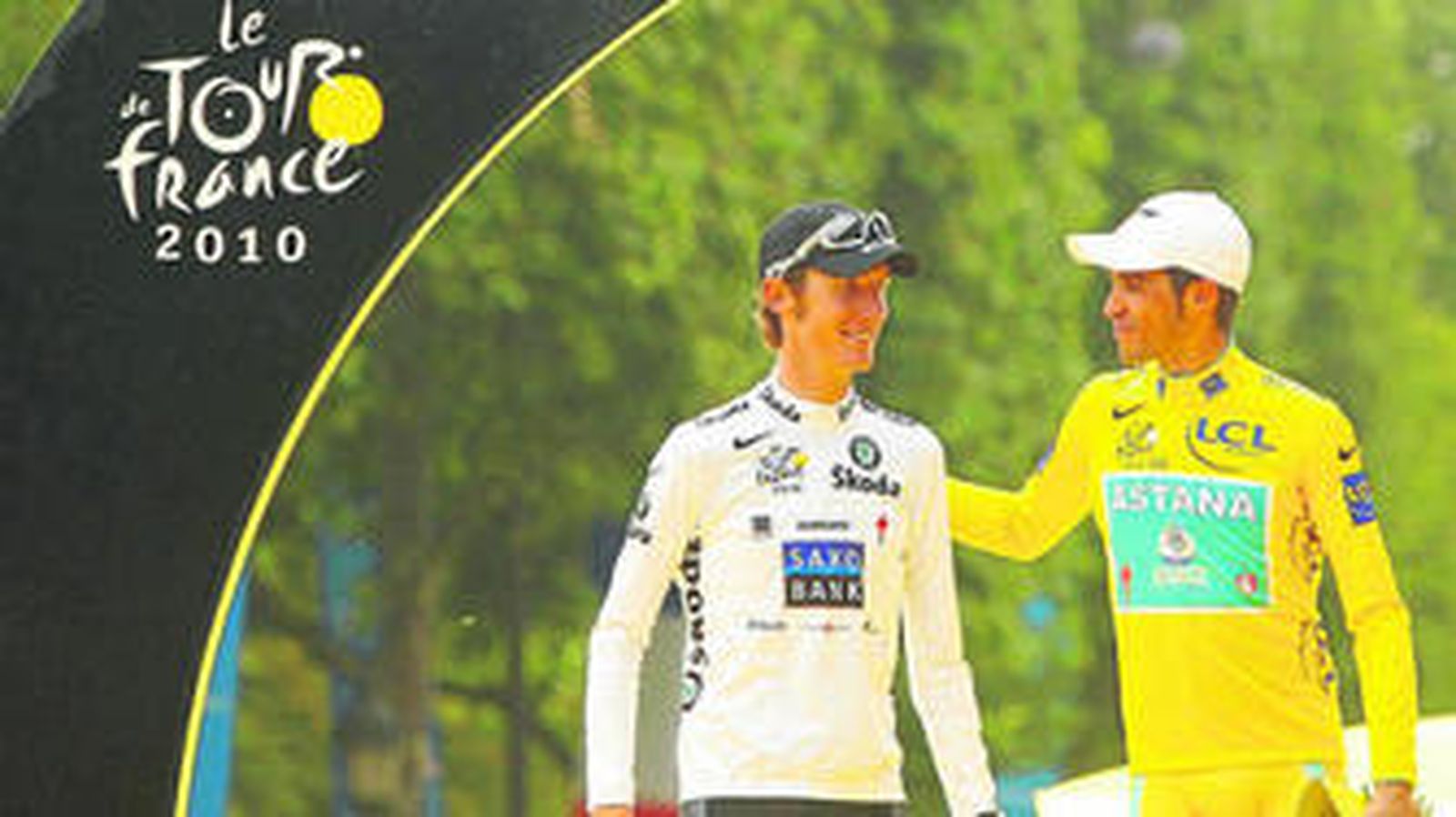 Alberto Contador saluda en el podio de París a un sonriente Andy Schleck.
