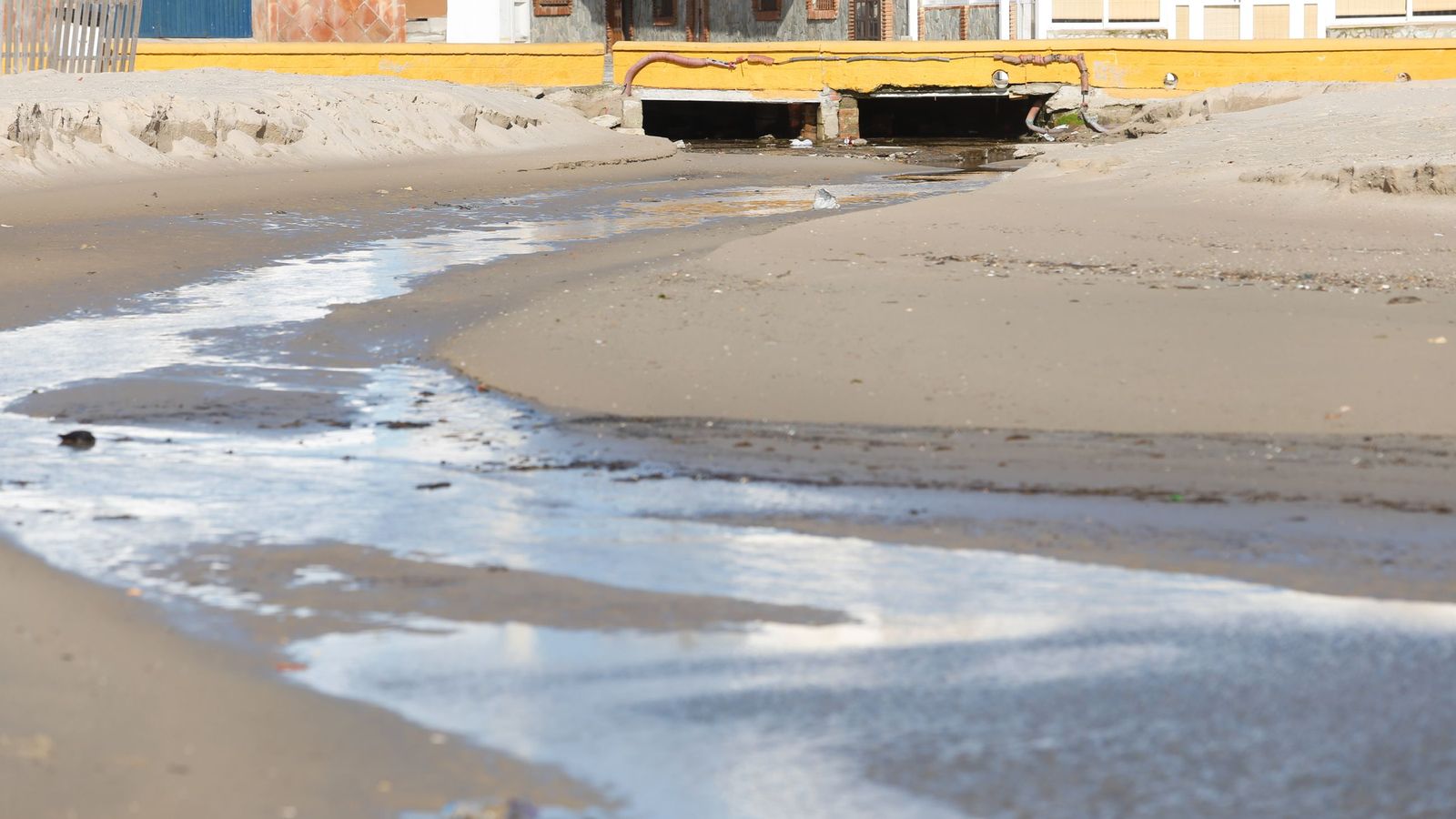 Falta de arena junto a un aliviadero de aguas pluviales en El Rinconcillo.