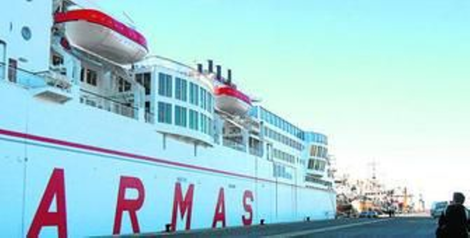 Ferry de la Naviera Armas en el Muelle Sur del Puerto de Huelva.