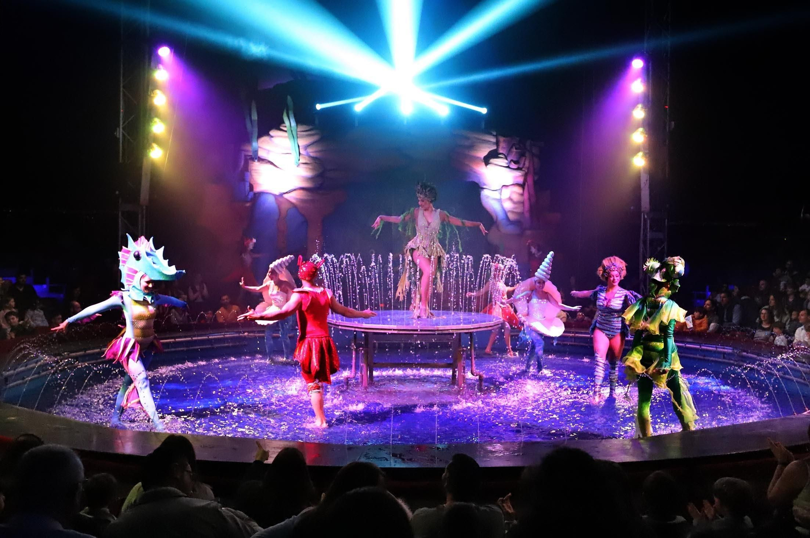 El Circo Alegría muestra su espectáculo sobre el agua, en imágenes