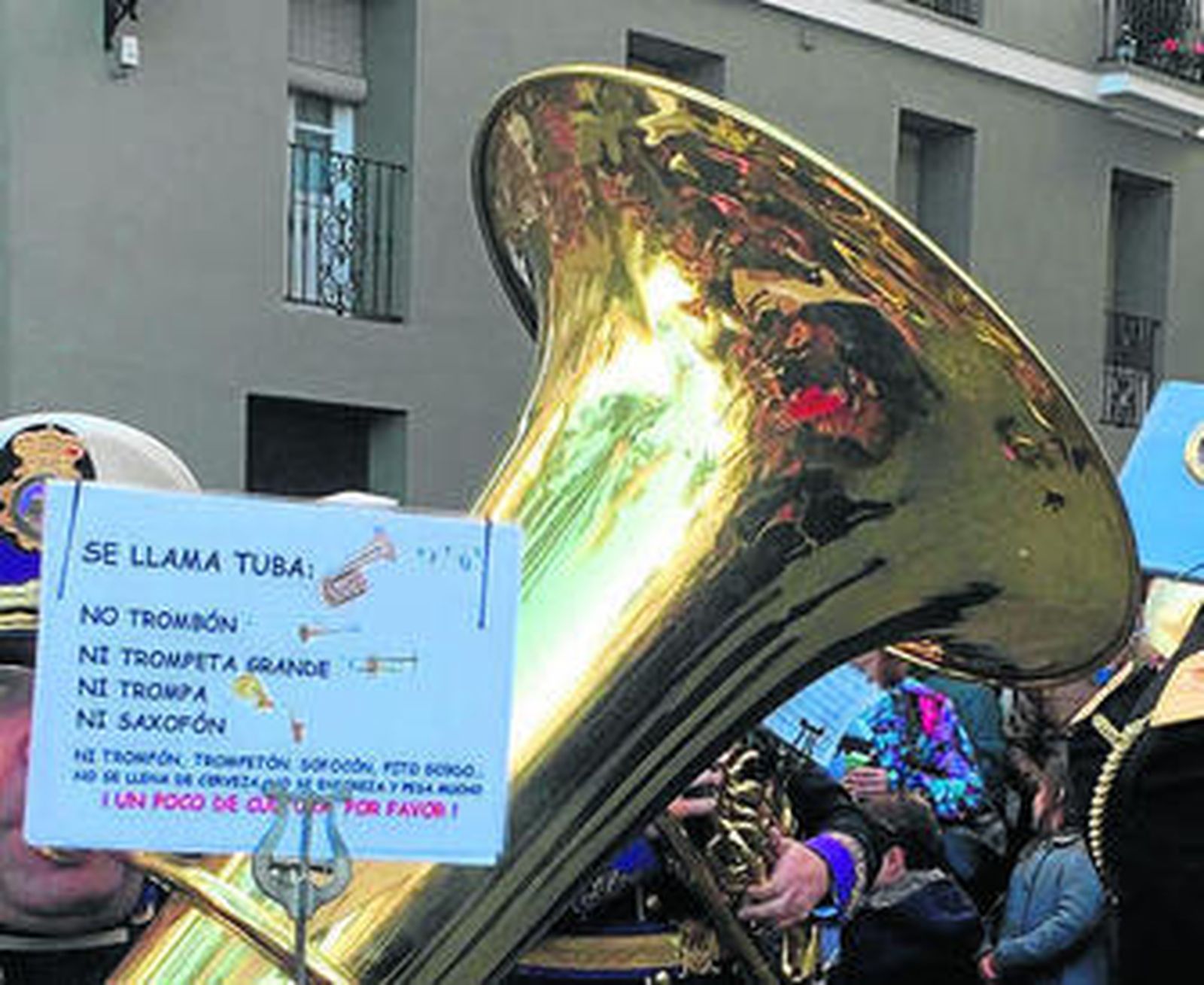La puerta de Salesianos se resiste Kichi alcalde abraza a Kichi carmelita A ver si nos enteramos qué es lo que toco