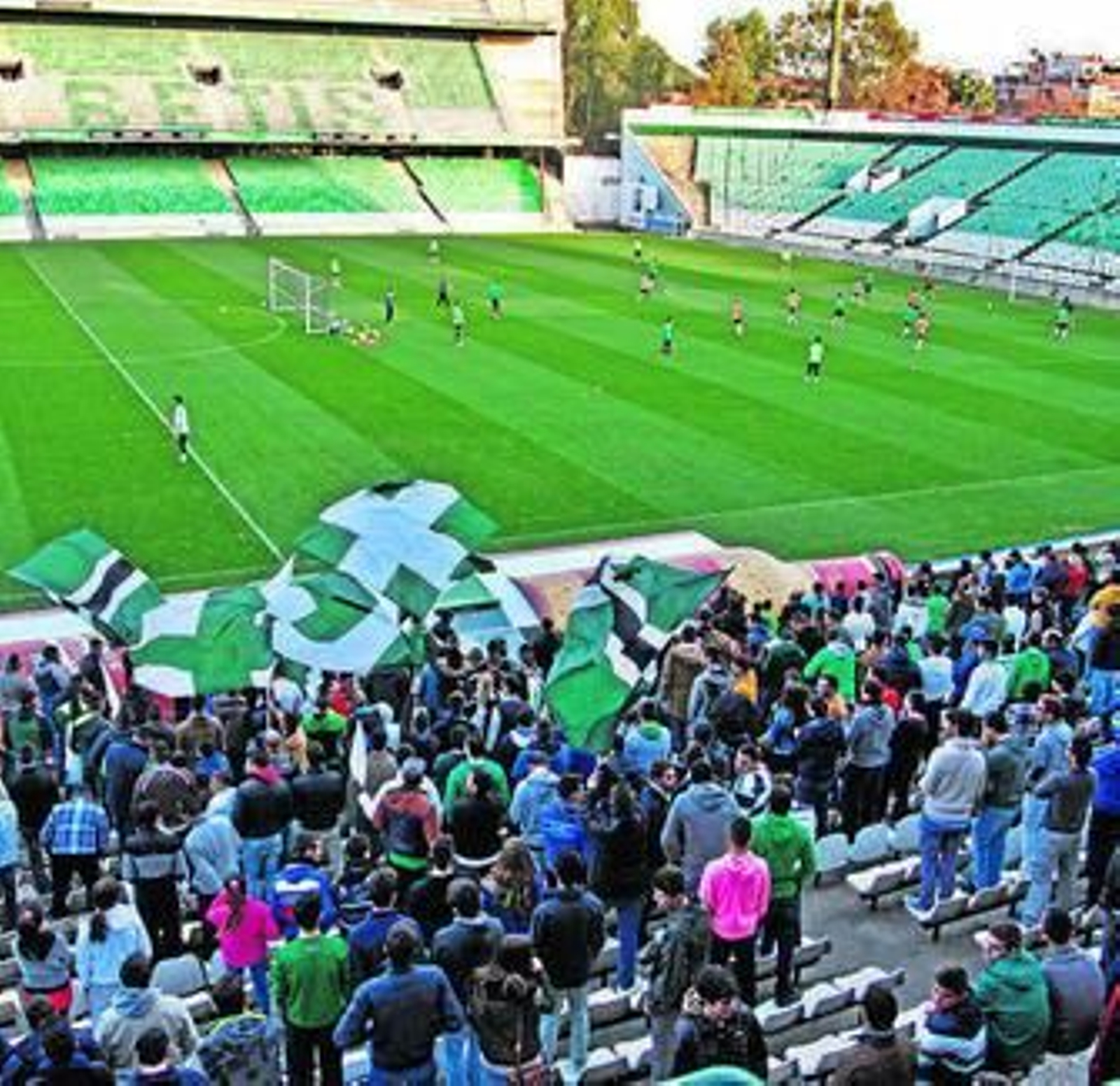 La afición se vuelca con el equipo en el Benito Villamarín