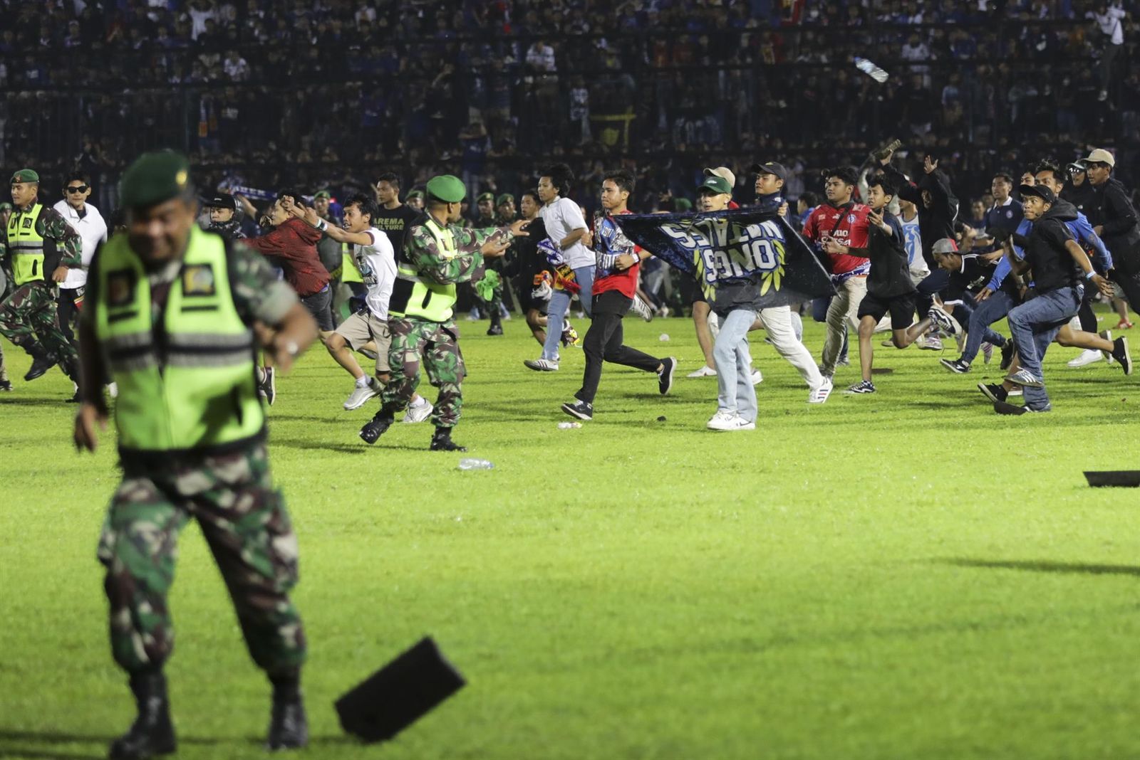 Una imagen de los incidentes en el campo de fútbol de Indonesia.