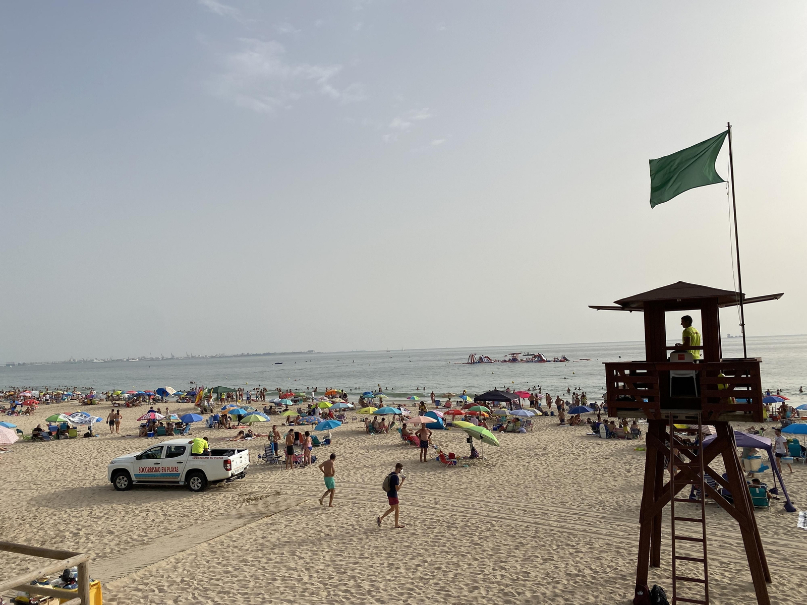 Una imagen del servicio de salvamento y socorrismo en una de las playas portuenses.
