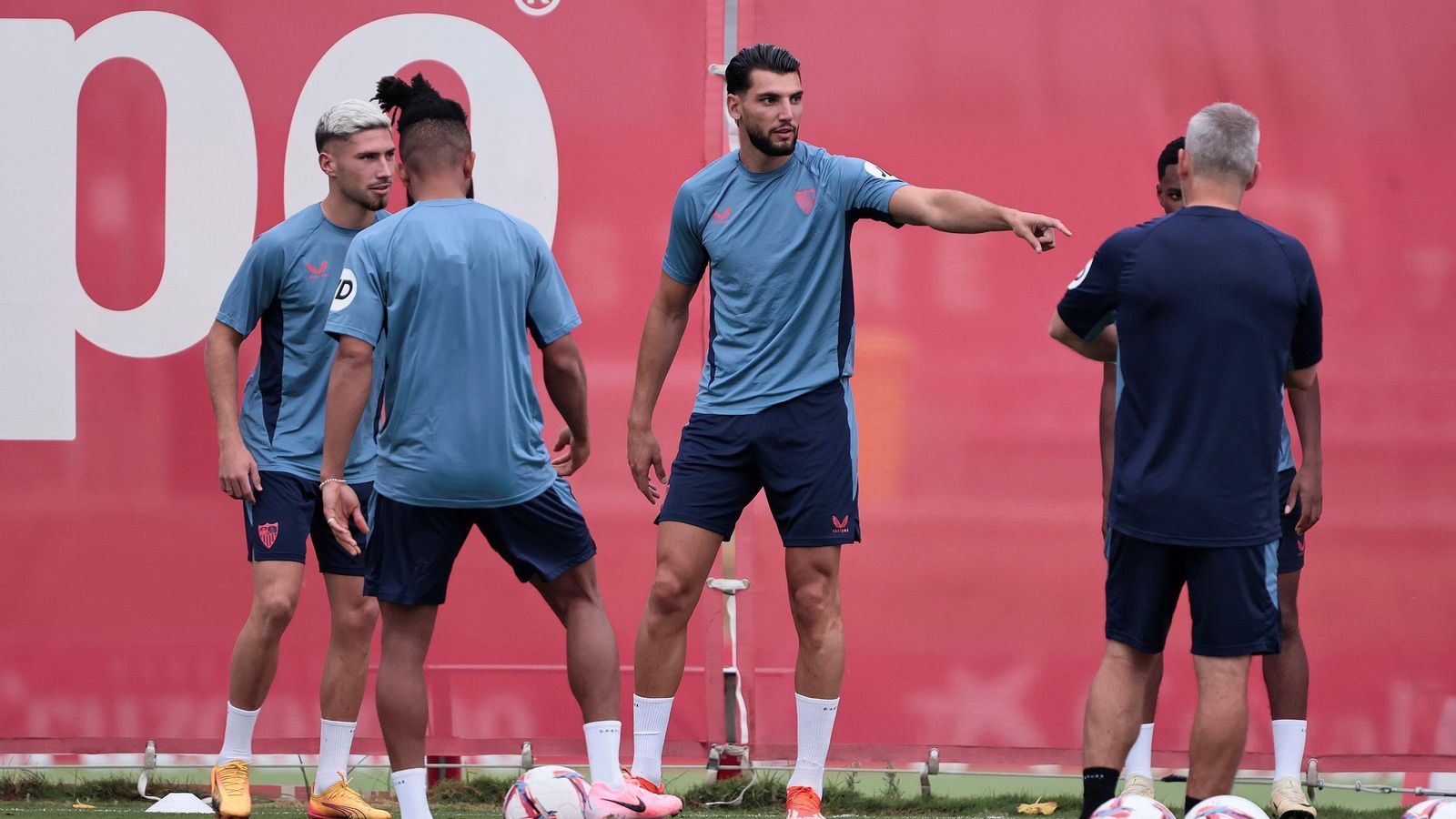 Rafa Mir, junto a Carmona y Ejuke en el primer entrenamiento del Sevilla FC. Rafa Mir, junto a Carmona y Ejuke en el primer entrenamiento del Sevilla FC.