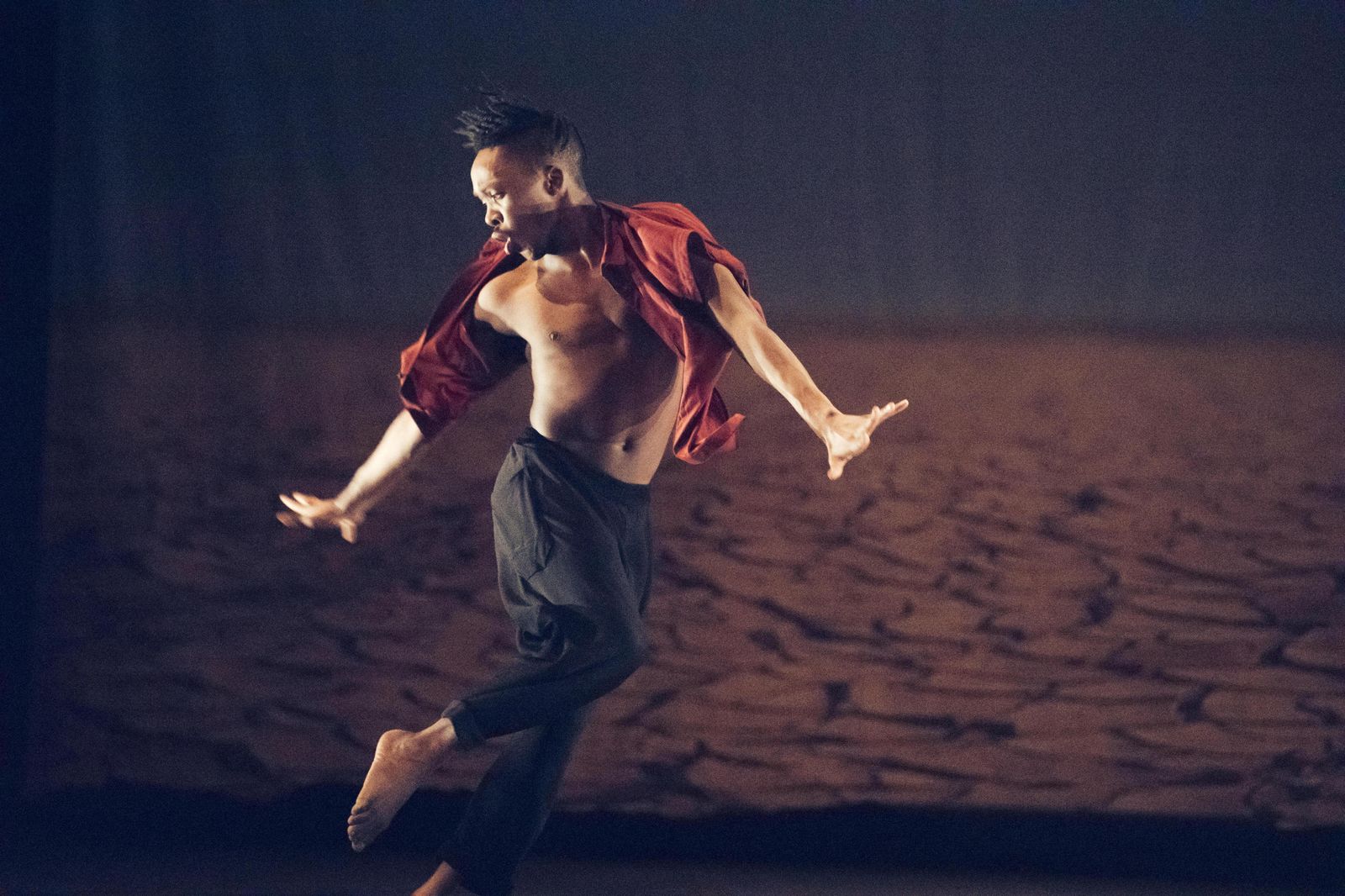 Los bailarines de 'Nomad' habitan un espacio inhospito en el que únicamente unidos lograrán sobrevivir.