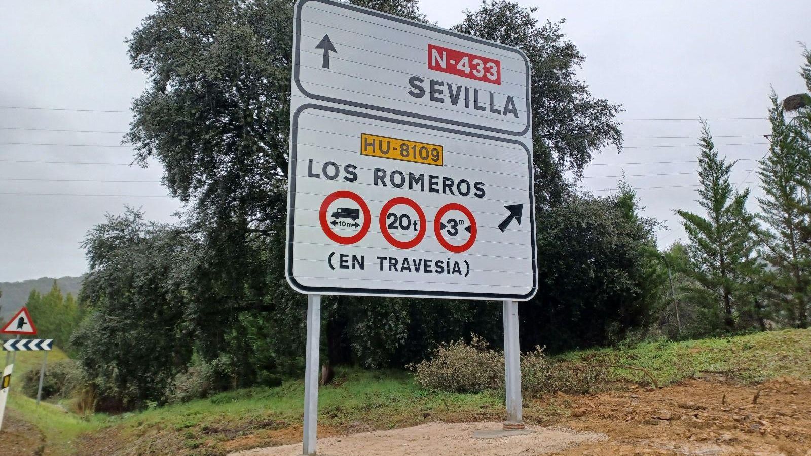 Nueva señalización en la travesía de Los Romeros.