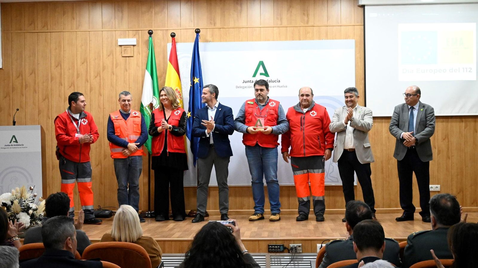 Entrega del reconocimeinto a voluntarios de Cruz Roja por su actuación en el desalojo de Cueva de la Mora.