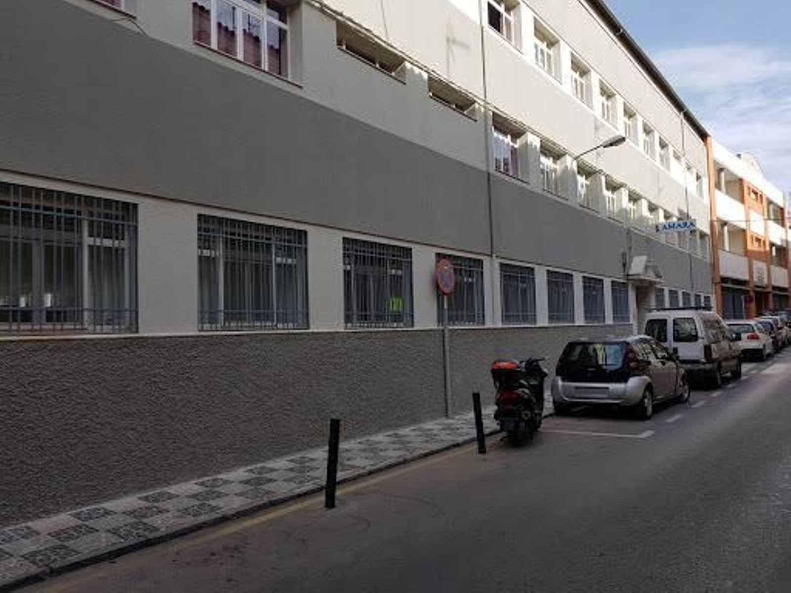 Fachada del centro de Amara en Lucena.