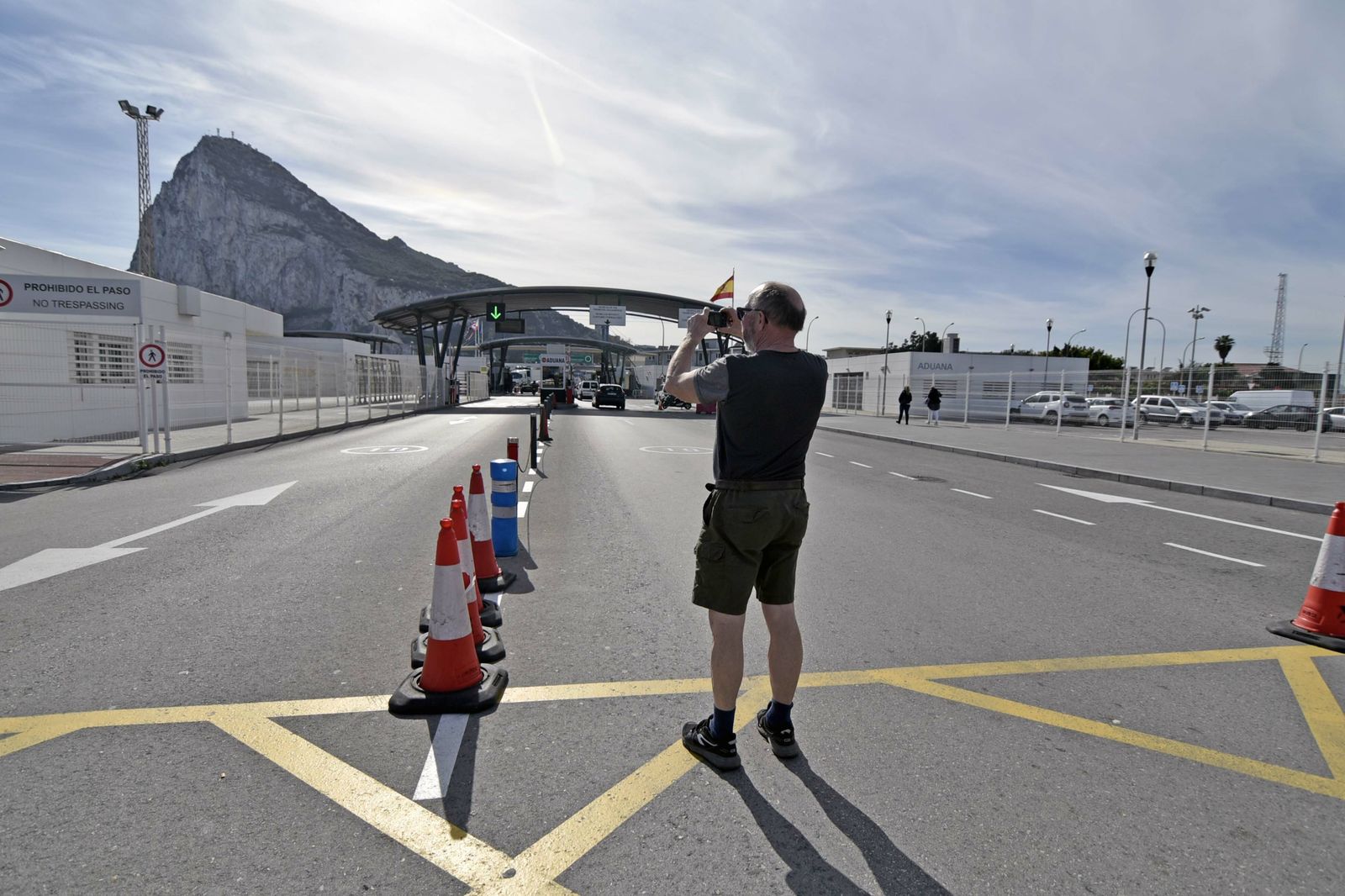 Un turista fotografía la zona del paso fronterizo horas antes del Brexit.