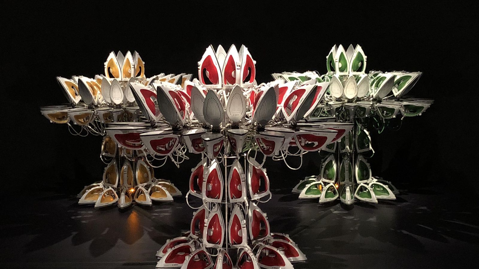 Tres obras de la serie 'A todo vapor', en la que Vasconcelos emplea planchas para crear "flores de loto o Transformers domésticos".