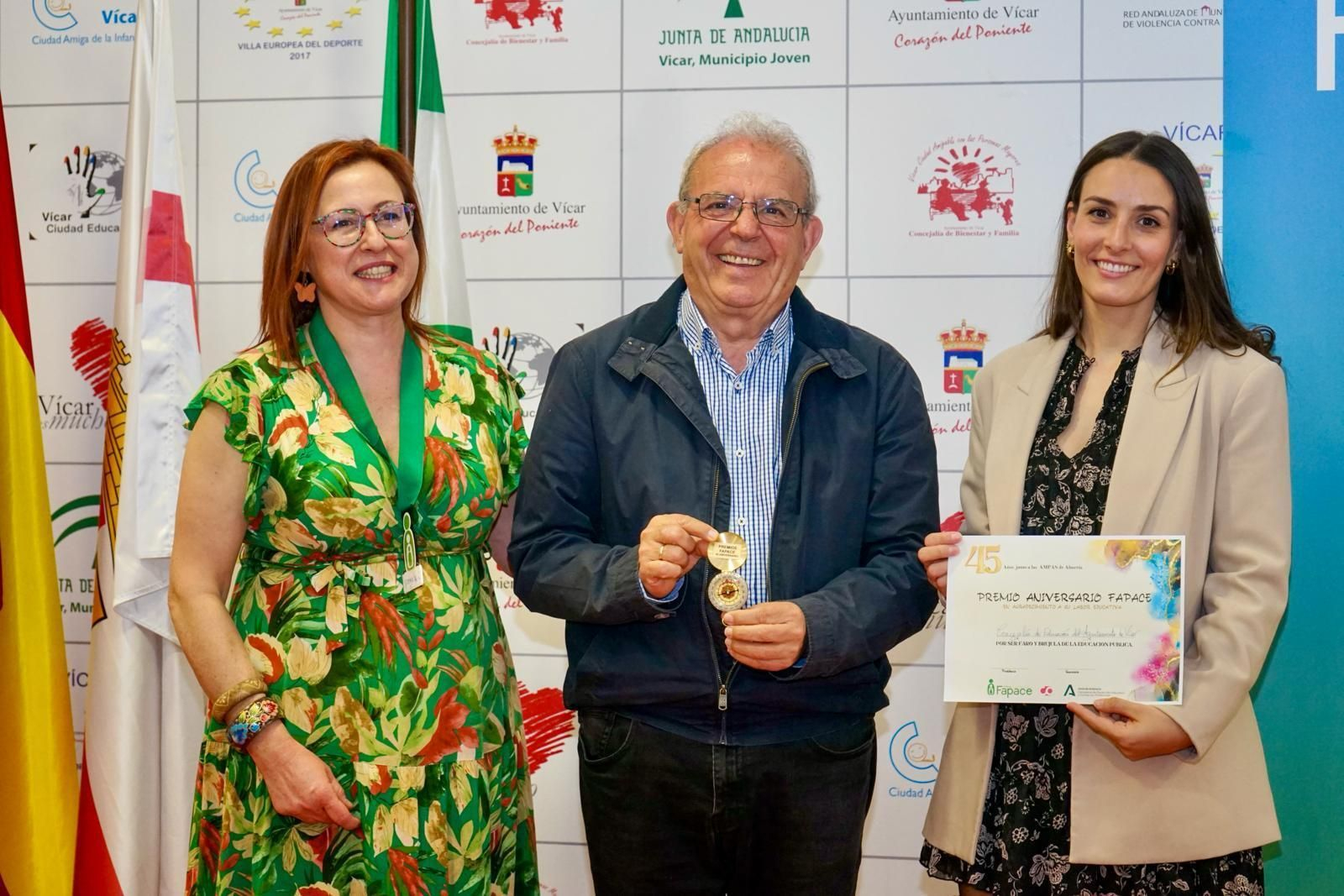Fapace distingue al Ayuntamiento de Vícar por la defensa de la educación pública Fapace distingue al Ayuntamiento de Vícar por la defensa de la educación pública