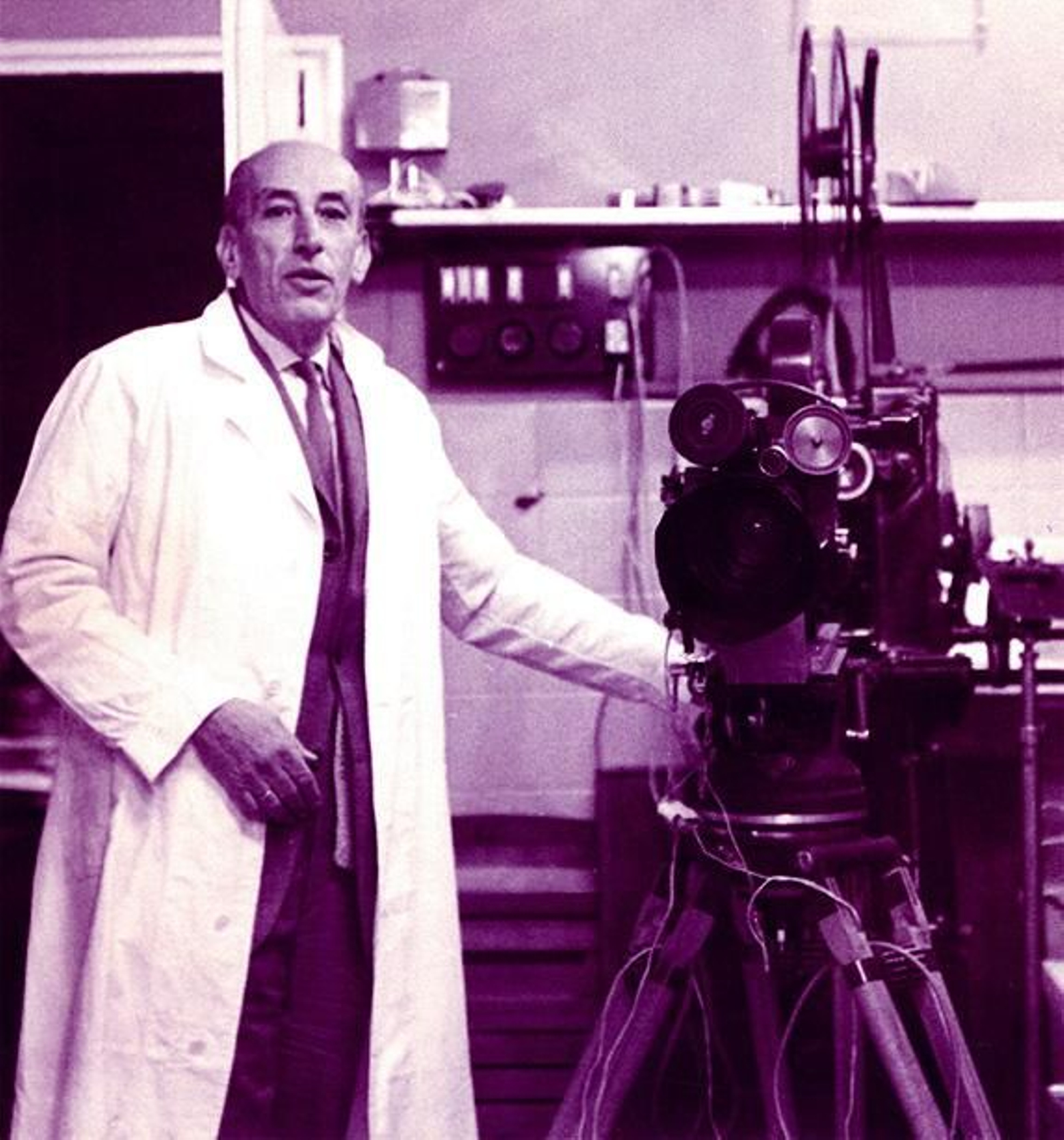 José Val del Omar en su laboratorio