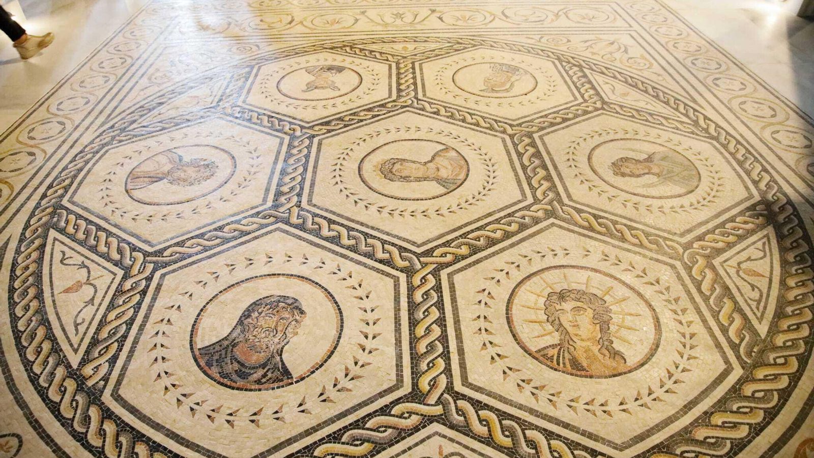 Los mosaicos del suelo son excelsos en el detalle.