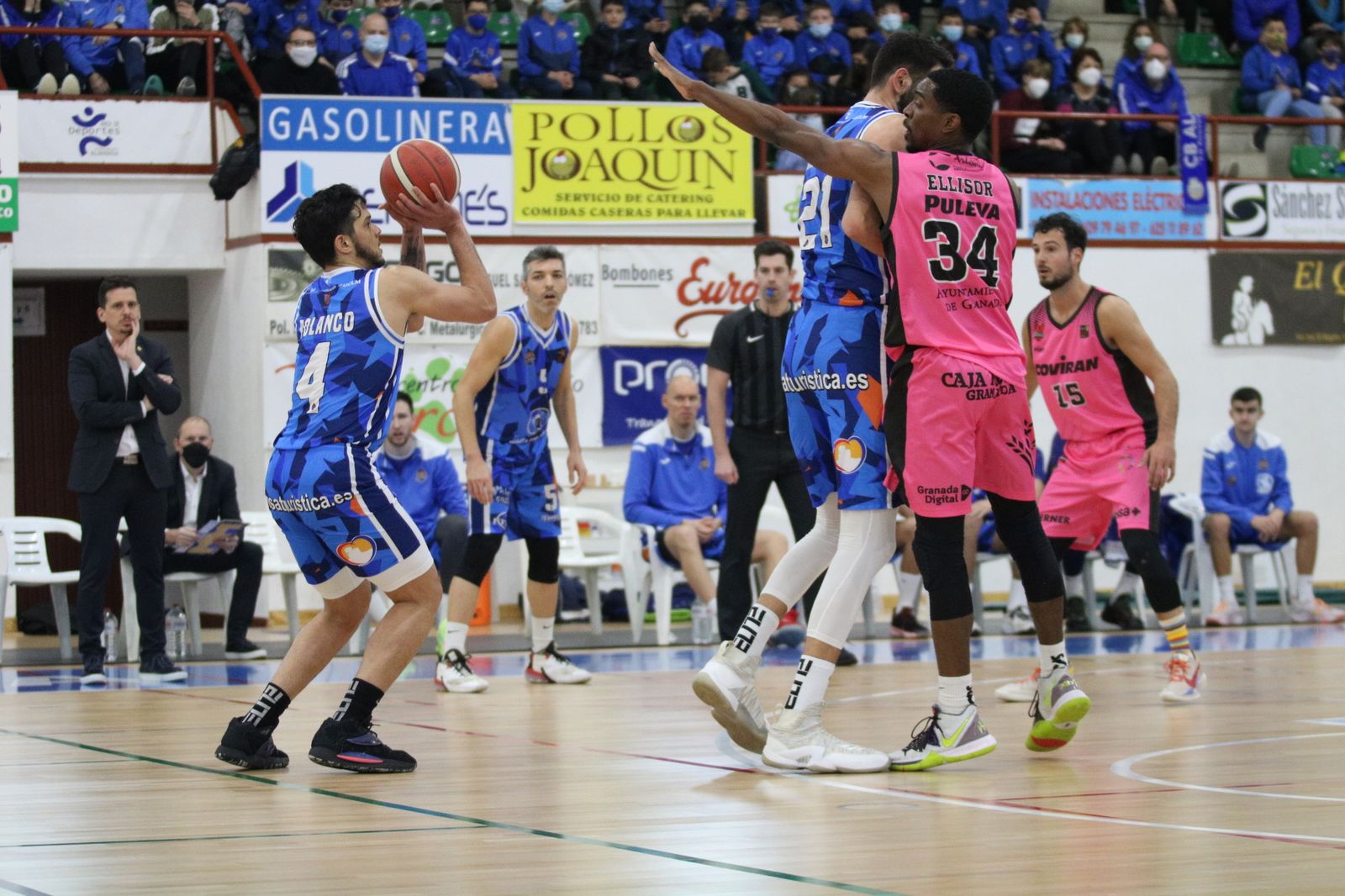 James Ellisor trata de taponar un triple de Polanco.