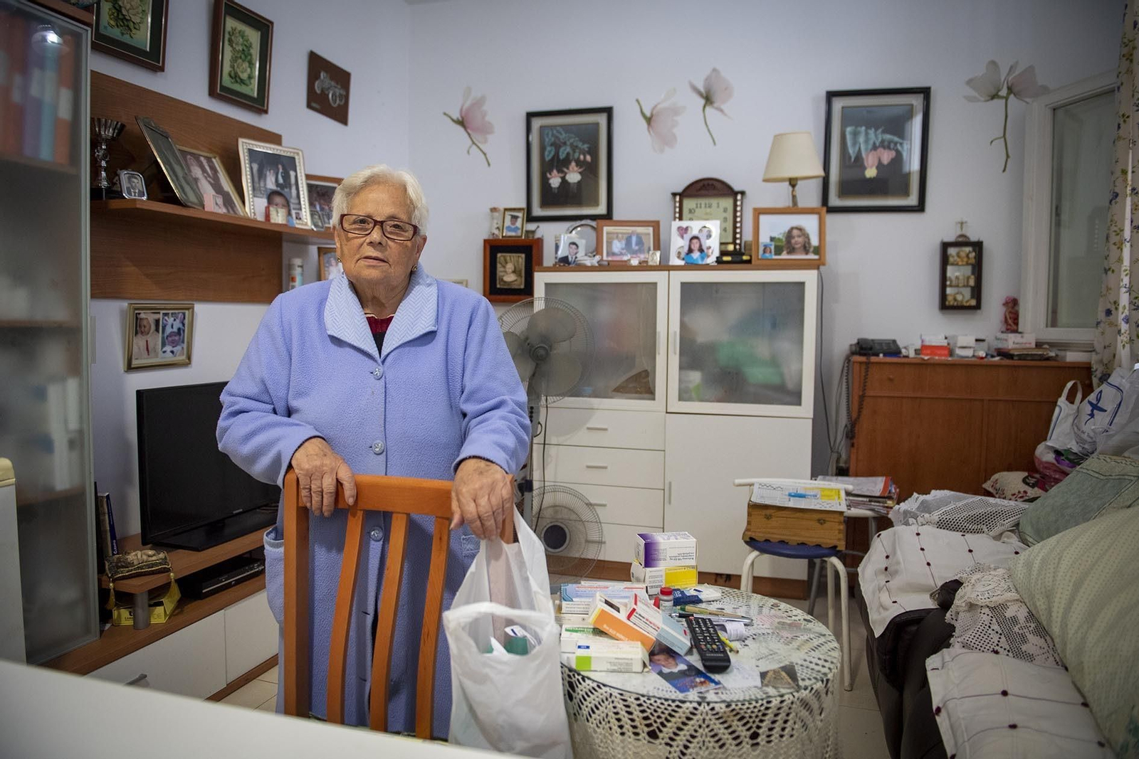 Mercedes Sánchez, en el salón de su casa, que deberá de abandonar mañana lunes como muy tarde.