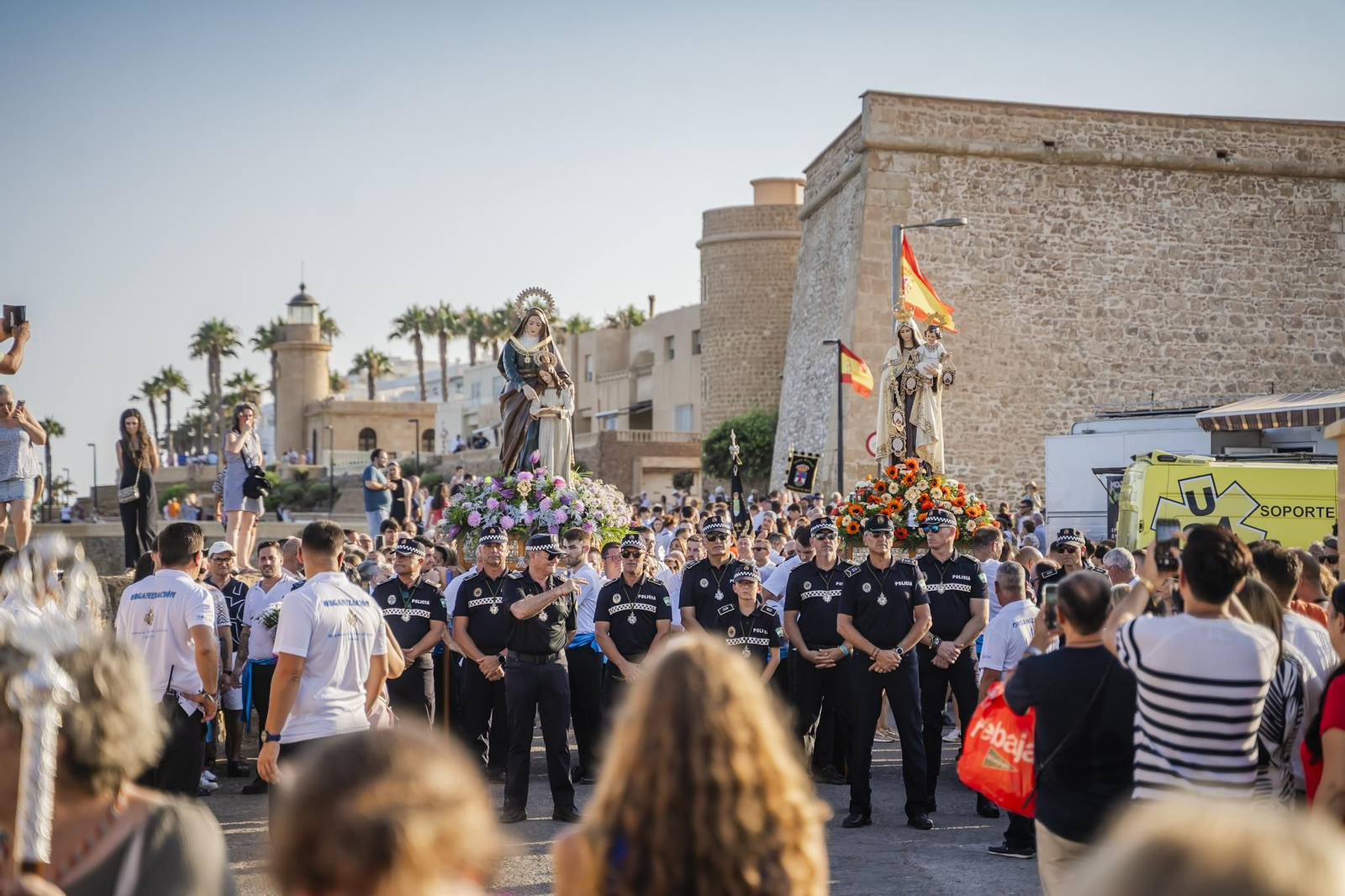 La procesión de la Virgen del Carmen y Santa Ana pone el broche final a las fiestas del Puerto de Roquetas