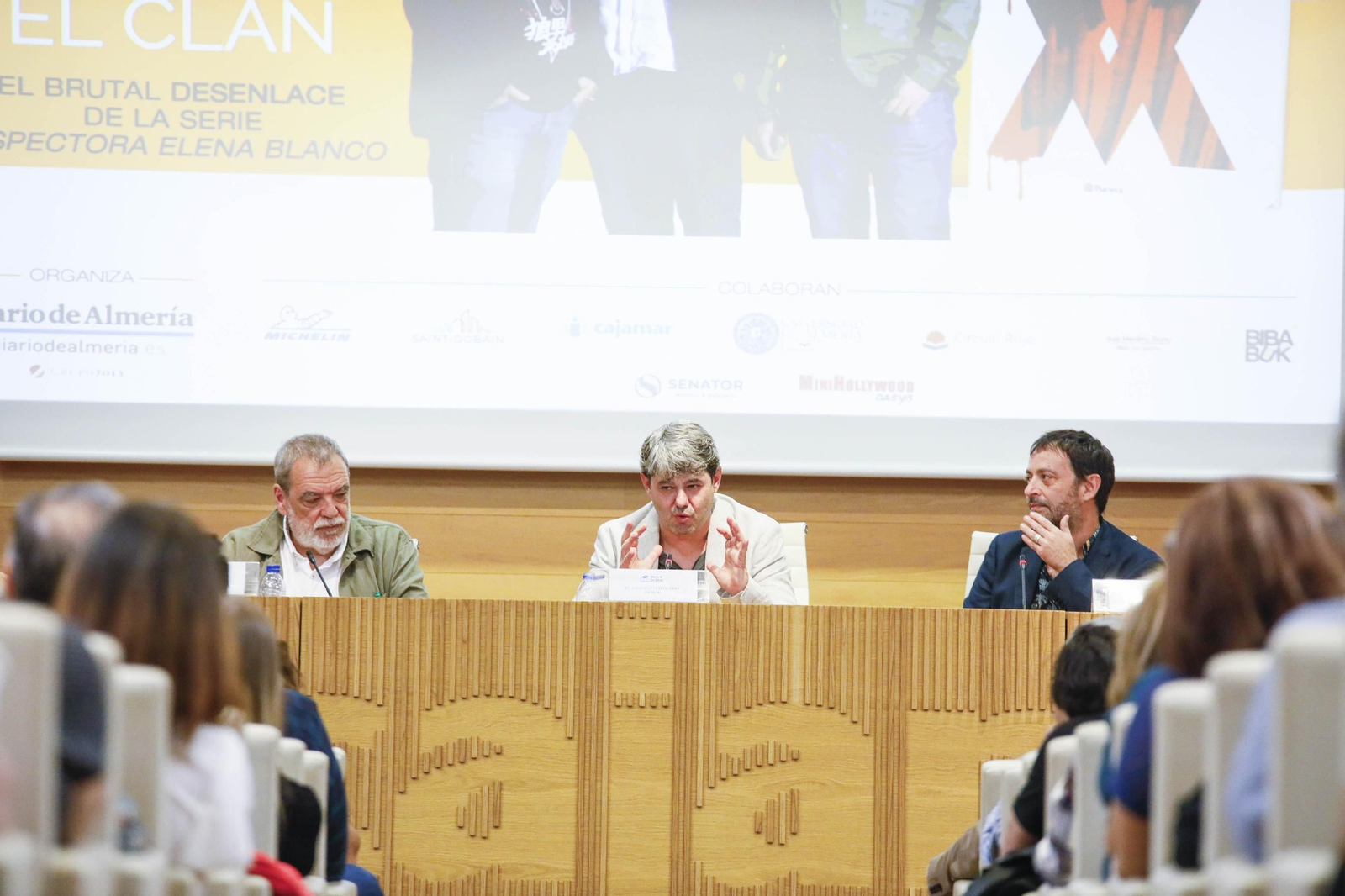 Carmen Mola presenta su libro "El clan" en la Casa de las mariposas de Almería, en imágenes