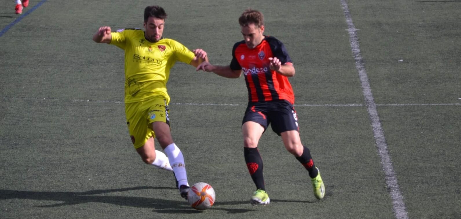 Mario Sánchez, jugador del Salerm, pugna por el balón con un jugador del Cabecense.