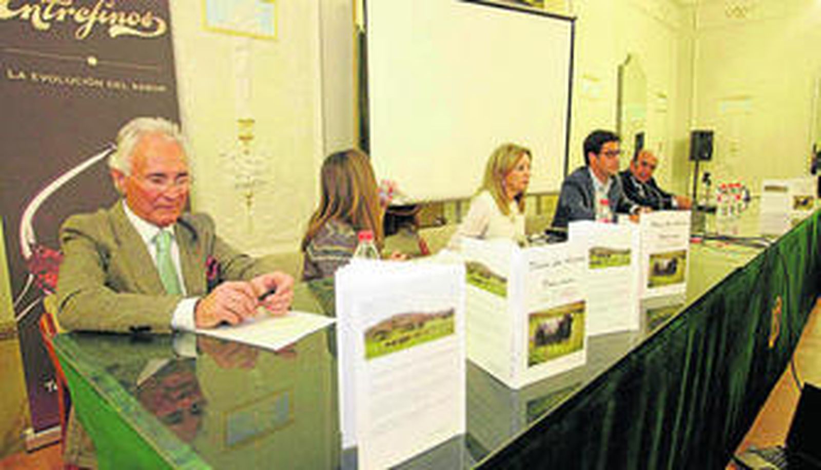 Antonio Berenguel posa con varios ejemplares de su último libro.