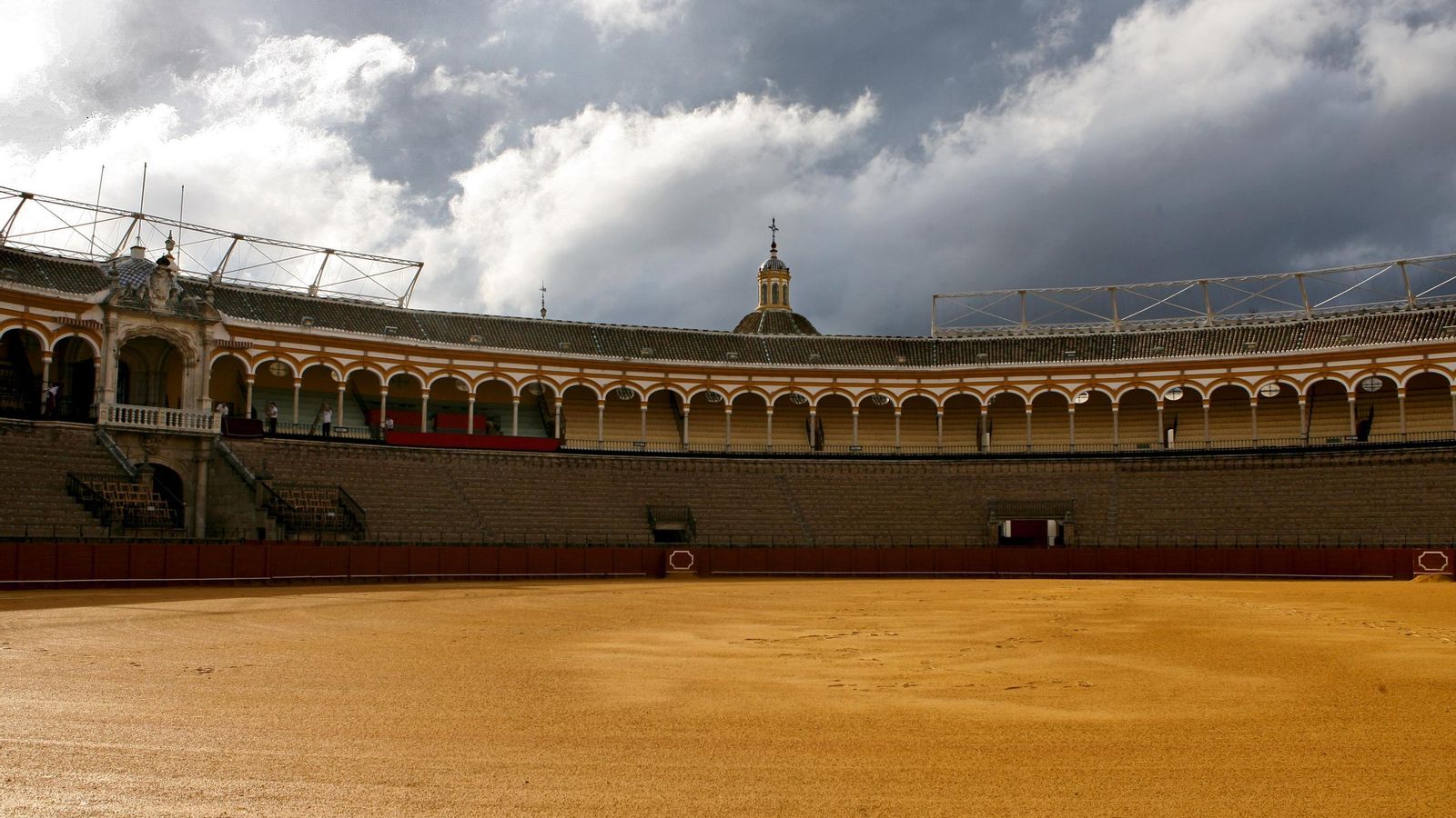 La Real Maestranza tiene en la plaza de toros su fachada más reconocible. La Real Maestranza tiene en la plaza de toros su fachada más reconocible.