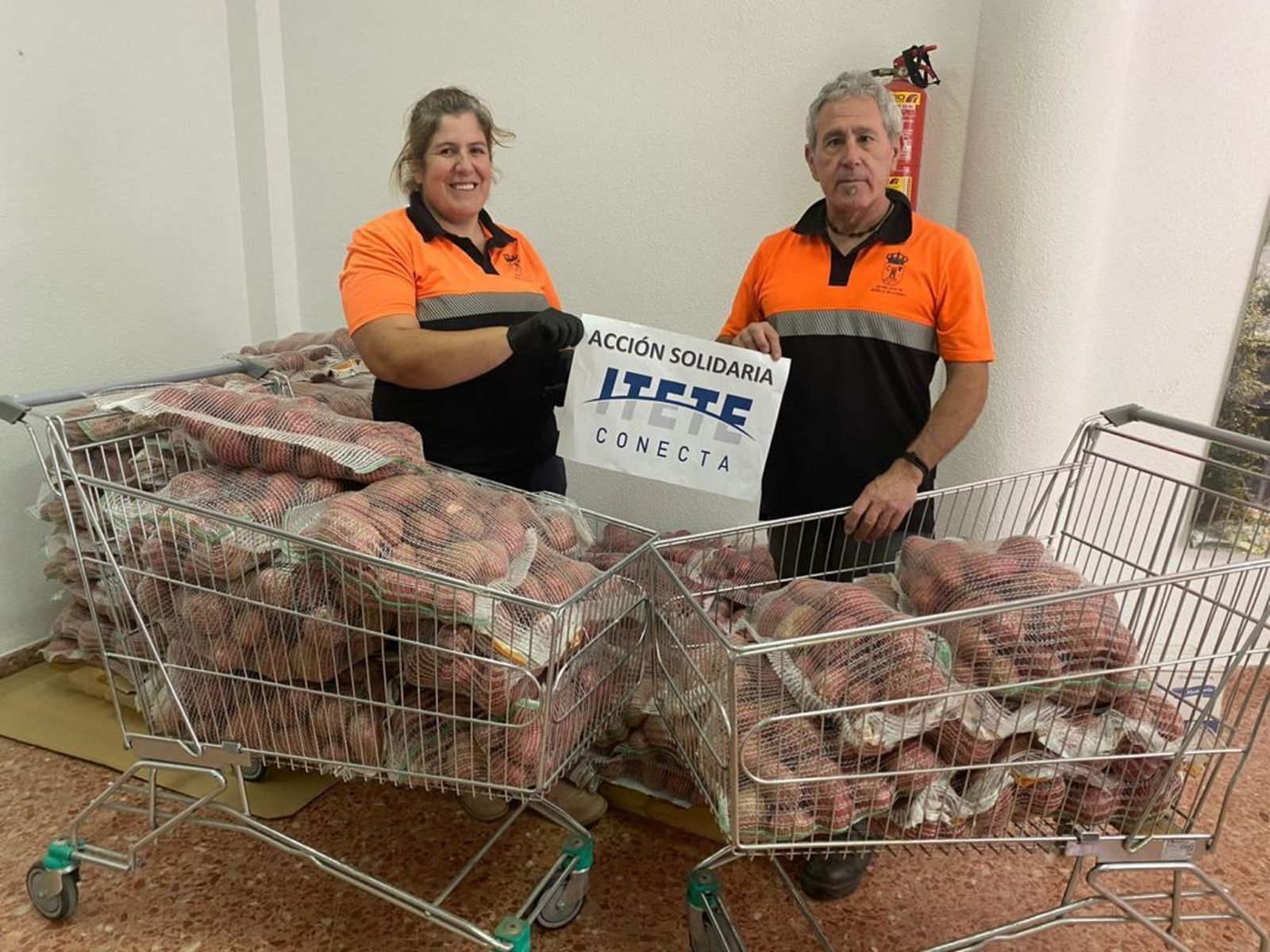 Voluntarios de Protección Civil, con parte de los alimentos donados.