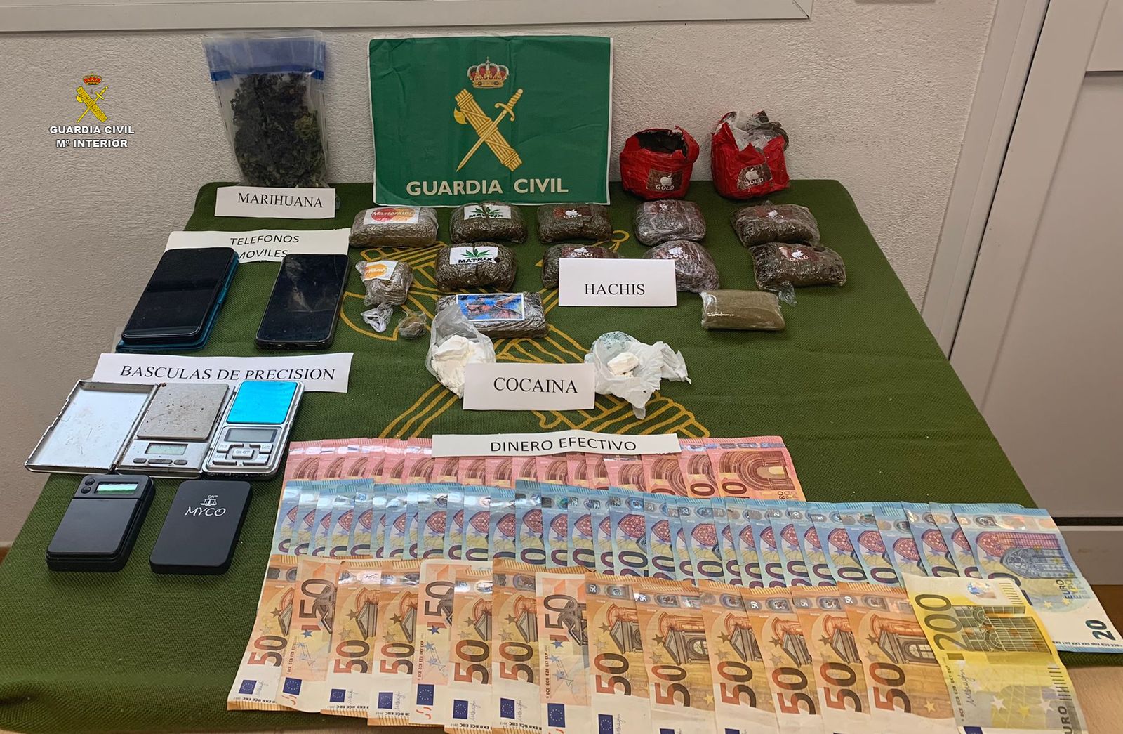 La droga, dinero y teléfonos móviles requisados a los detenidos e investigados.